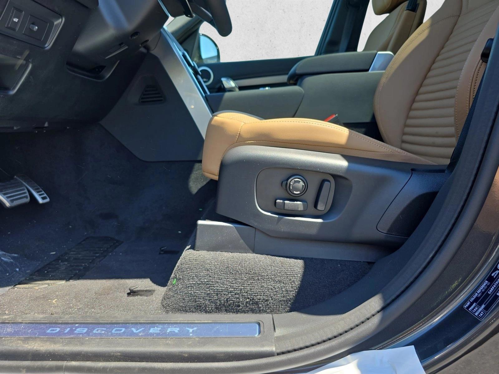 Thumbnail: 2026 Land Rover Discovery - 4