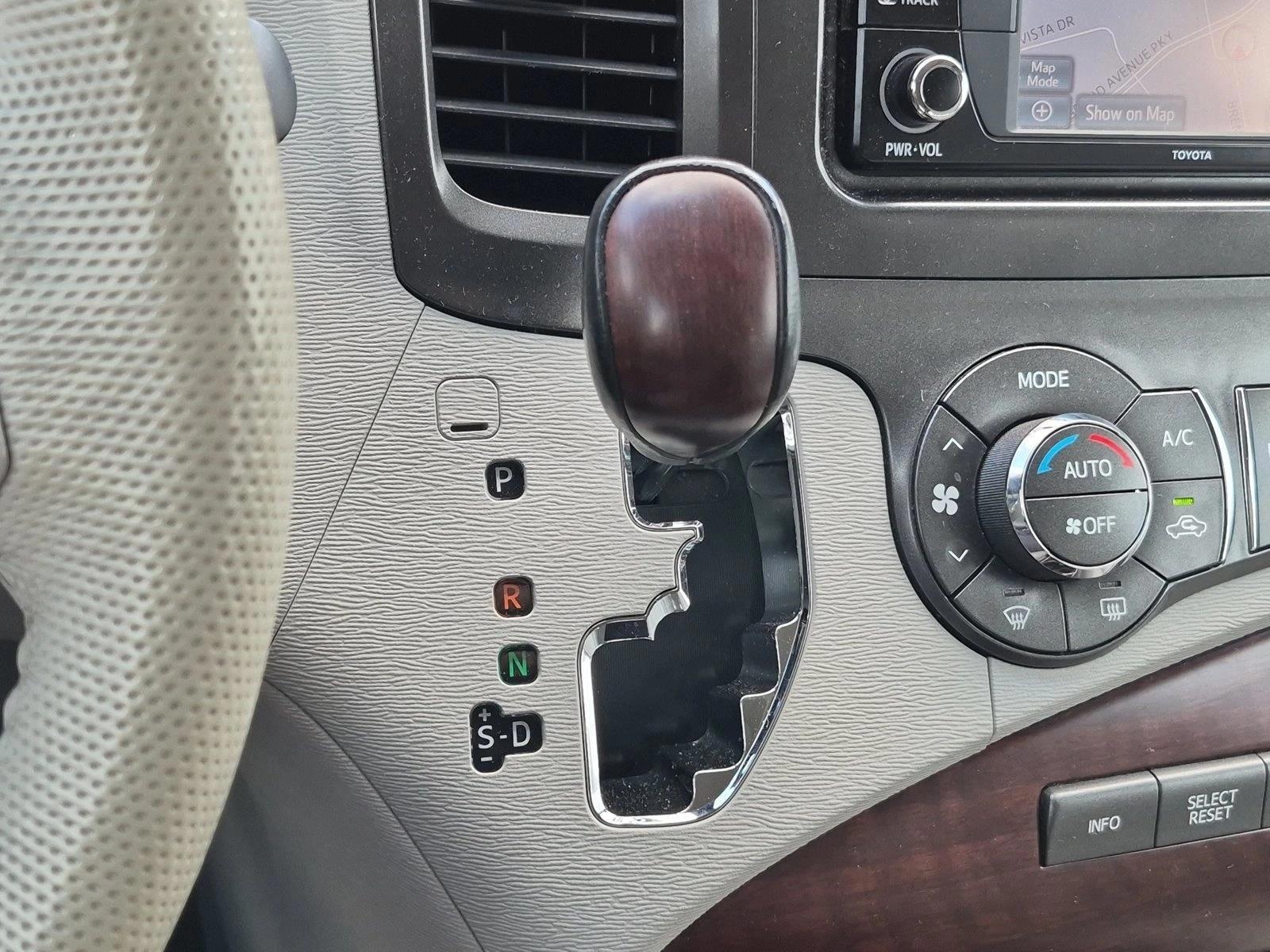 2014 Toyota Sienna, photo 11