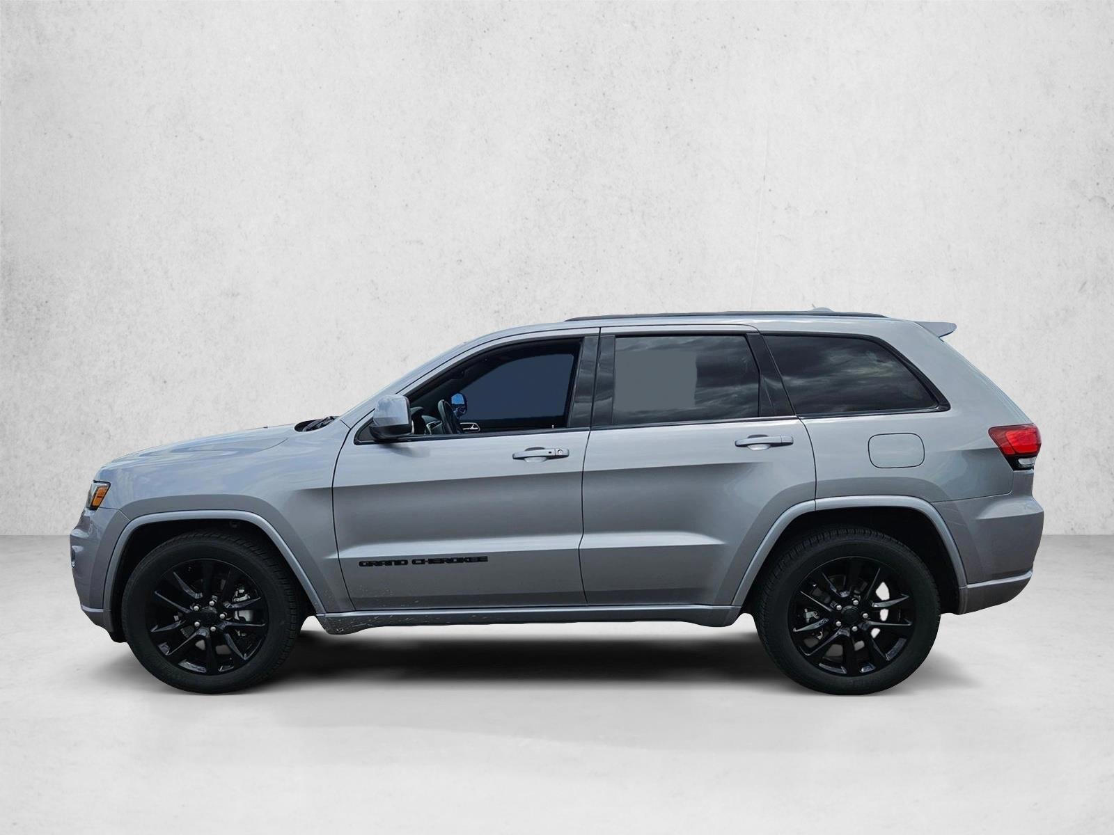 Thumbnail: 2017 Jeep Grand Cherokee - 3