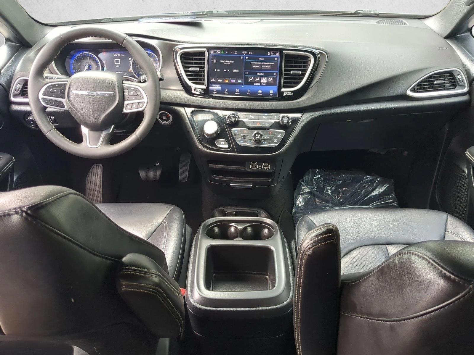 Thumbnail: 2025 Chrysler Pacifica - 3