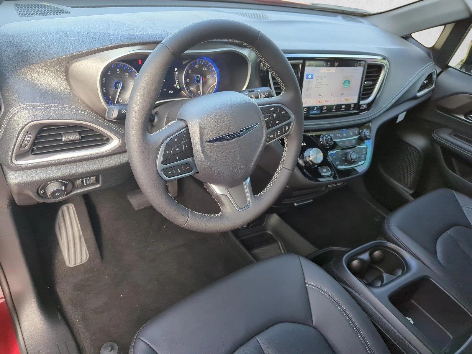 Thumbnail: 2025 Chrysler Pacifica - 3
