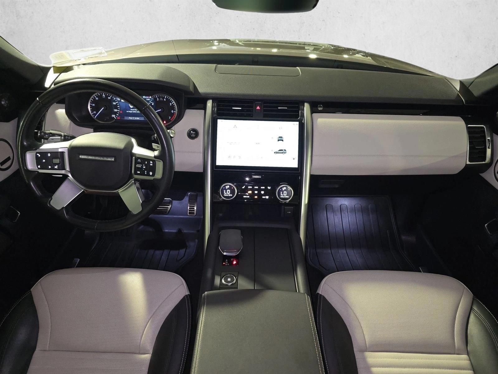 Thumbnail: 2023 Land Rover Discovery - 3