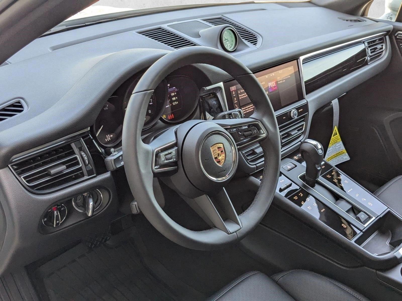 Thumbnail: 2025 Porsche Macan - 3