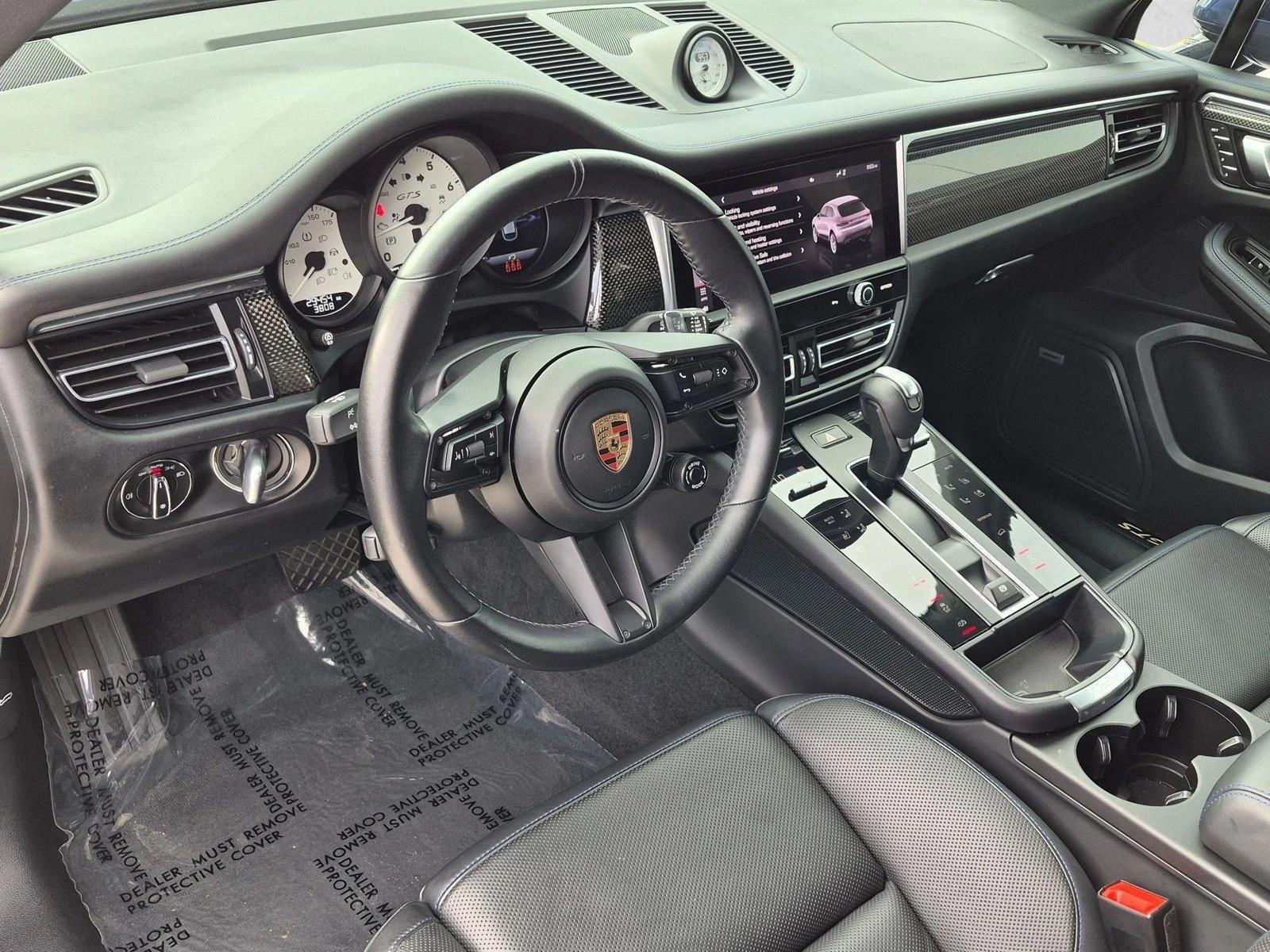 Thumbnail: 2023 Porsche Macan - 3