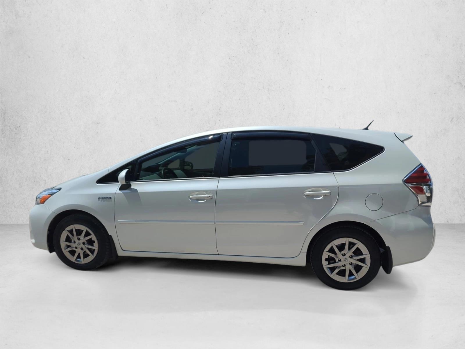 Thumbnail: 2017 Toyota Prius v - 2