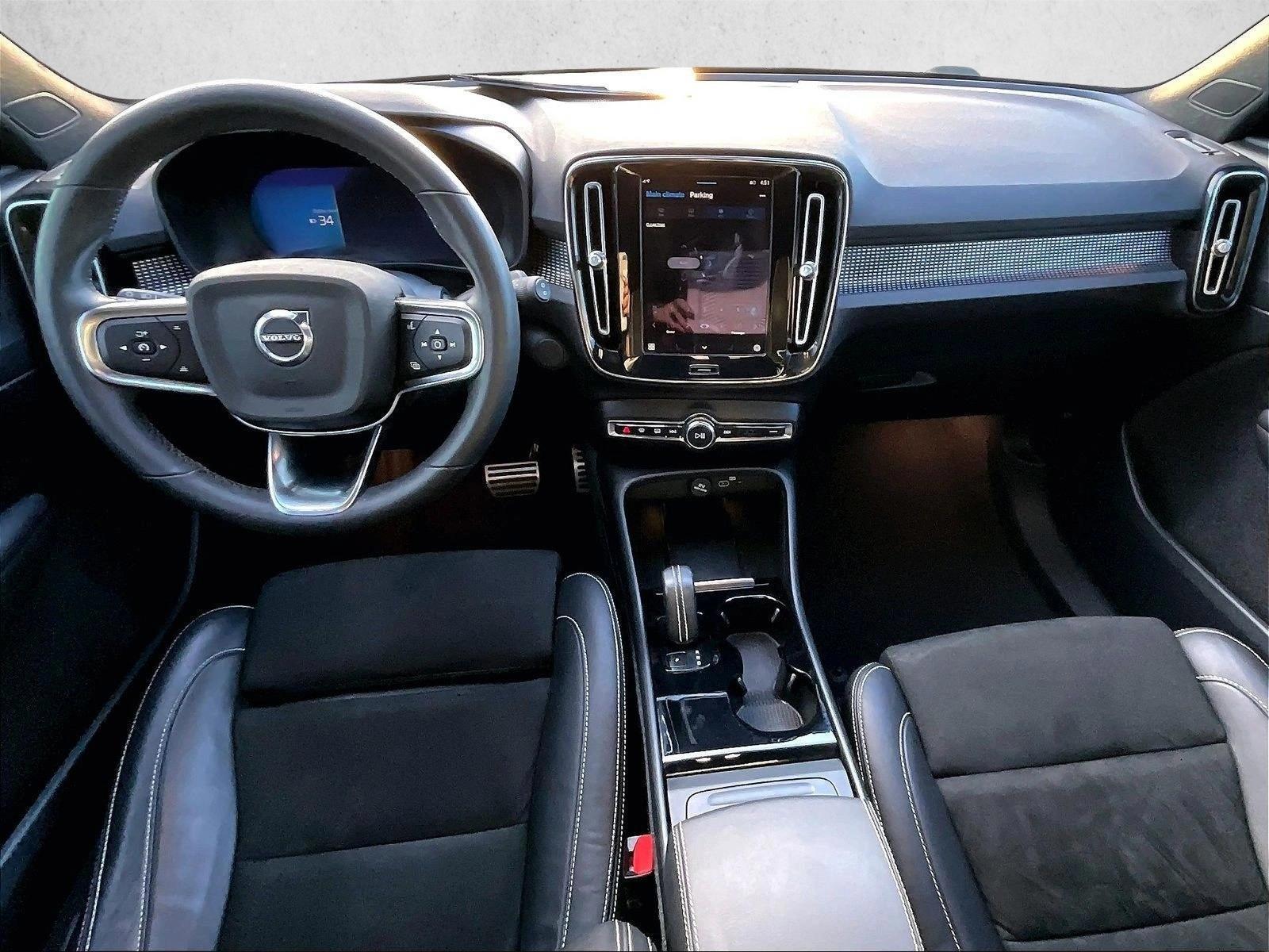 Thumbnail: 2022 Volvo XC40 - 4