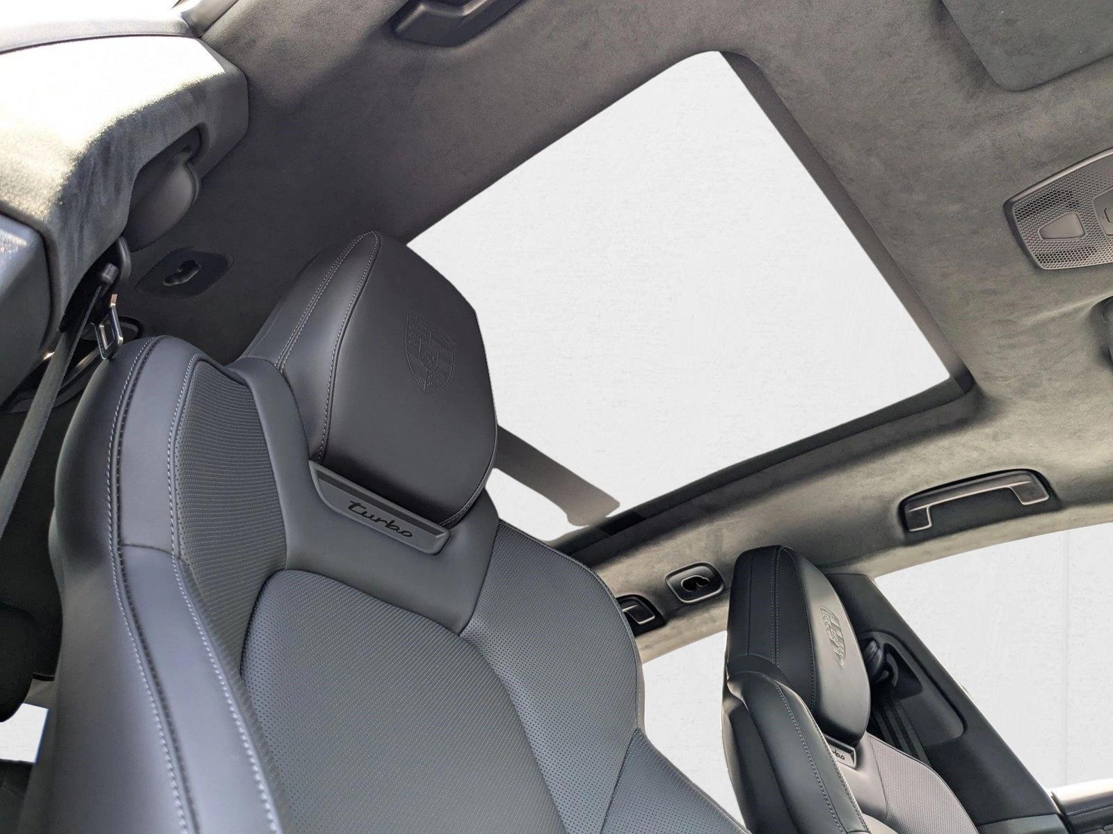 2025 Porsche Macan Turbo Electric - Photo 29