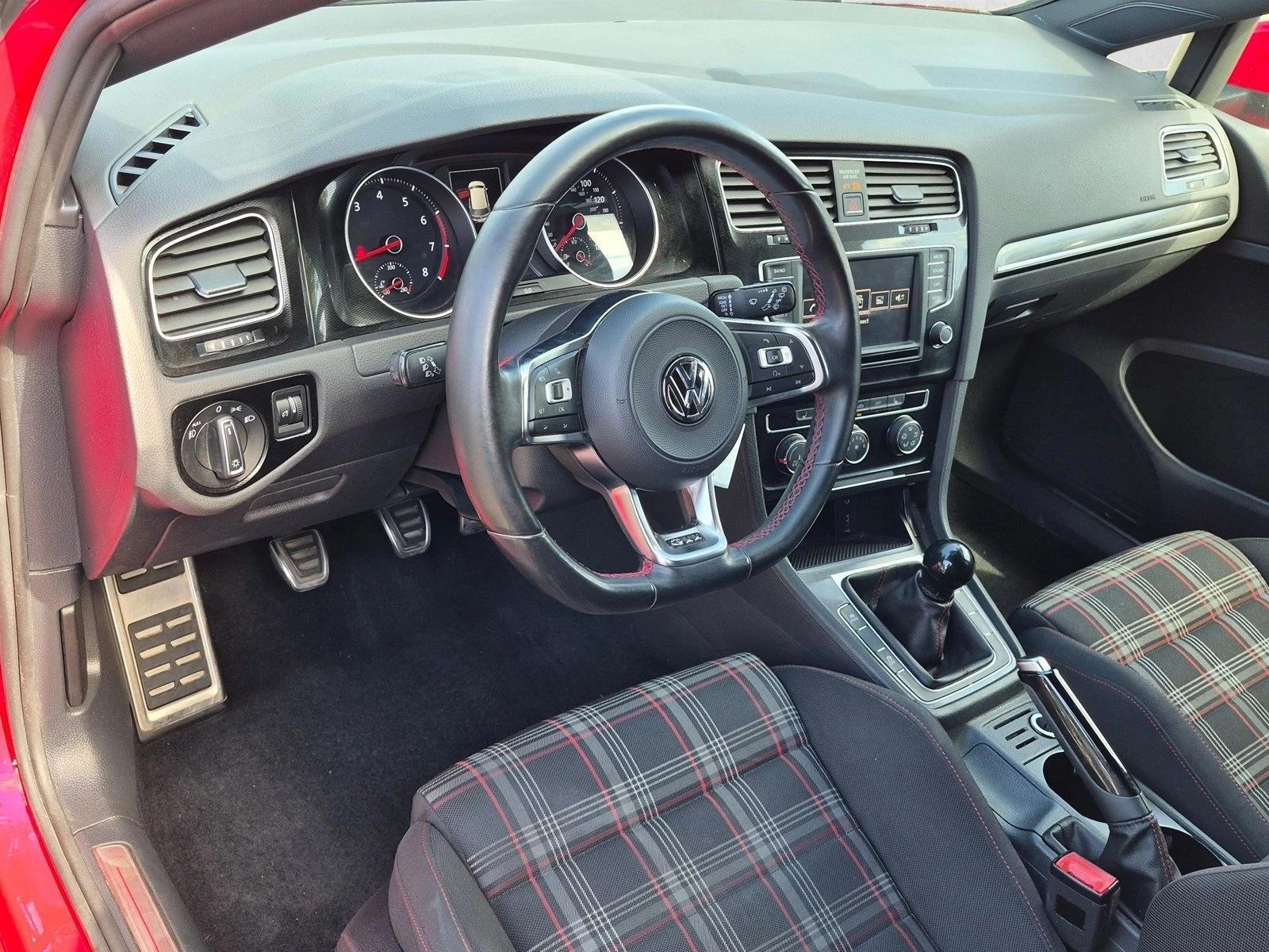 Thumbnail: 2017 Volkswagen Golf - 3