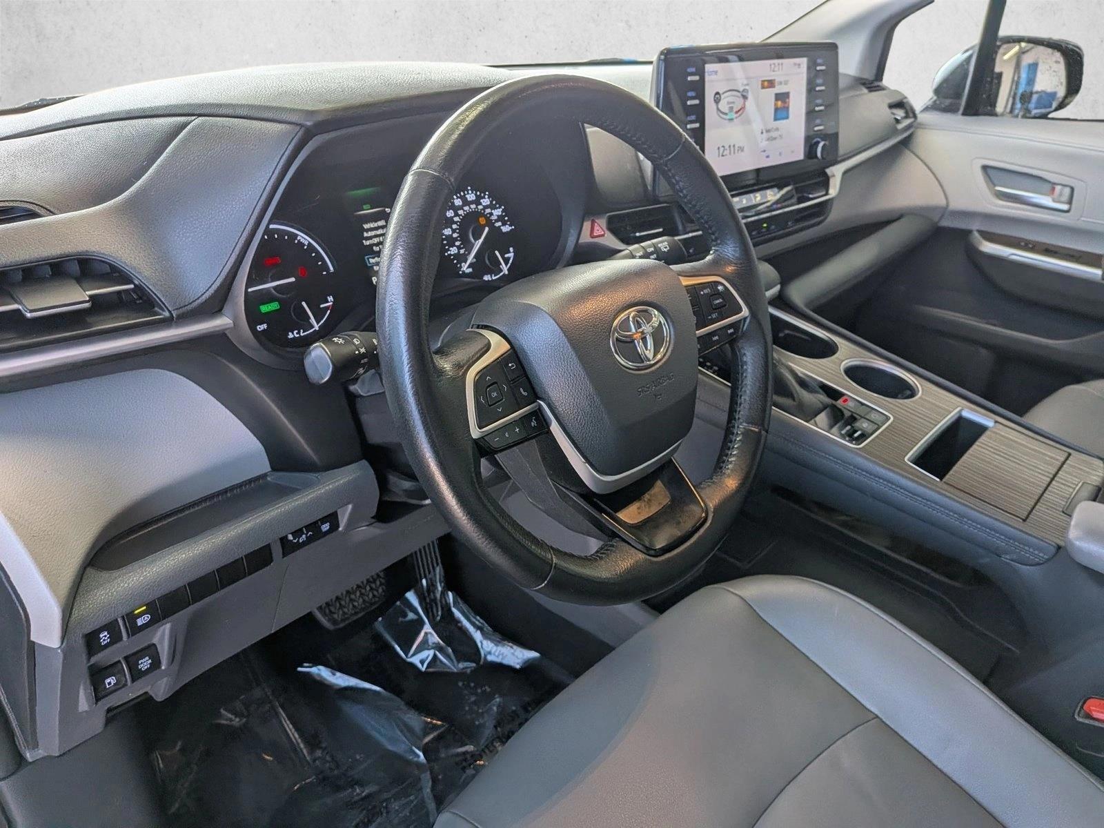 Thumbnail: 2021 Toyota Sienna - 3