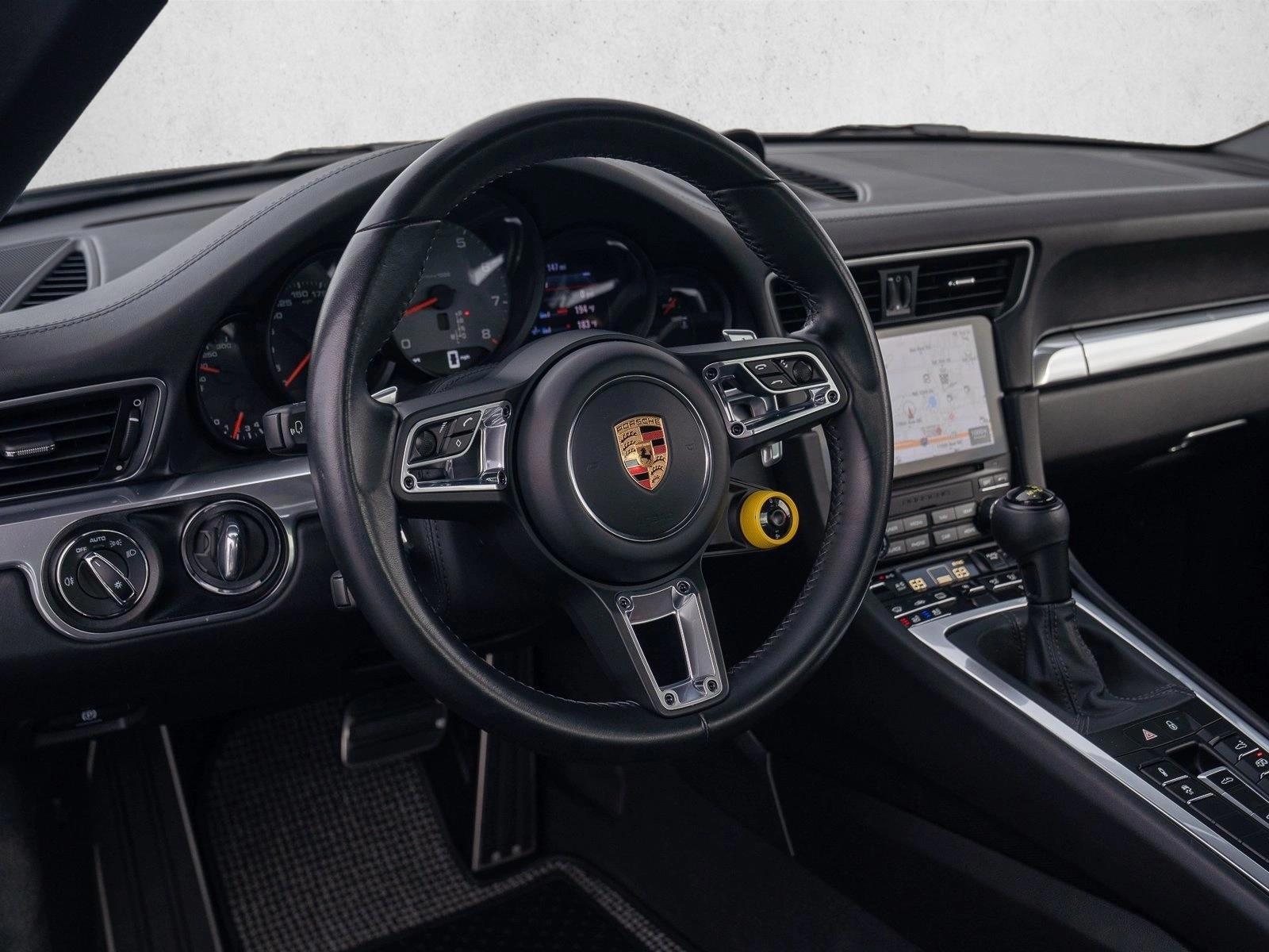 Thumbnail: 2018 Porsche 911 - 4