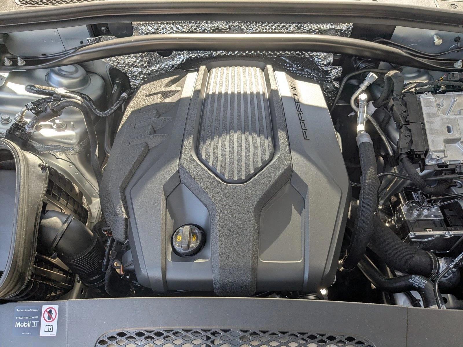 2026 Porsche Macan T - Photo 28