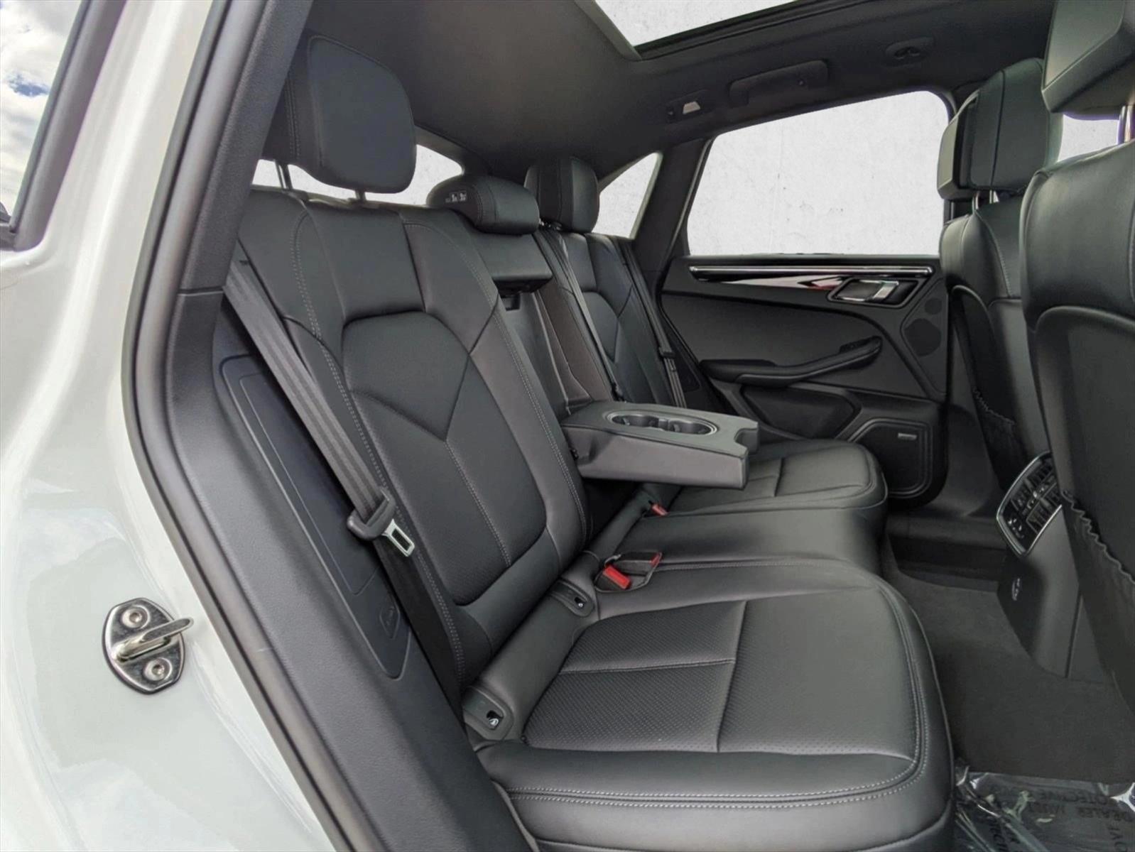 2025 Porsche Macan T - Photo 24