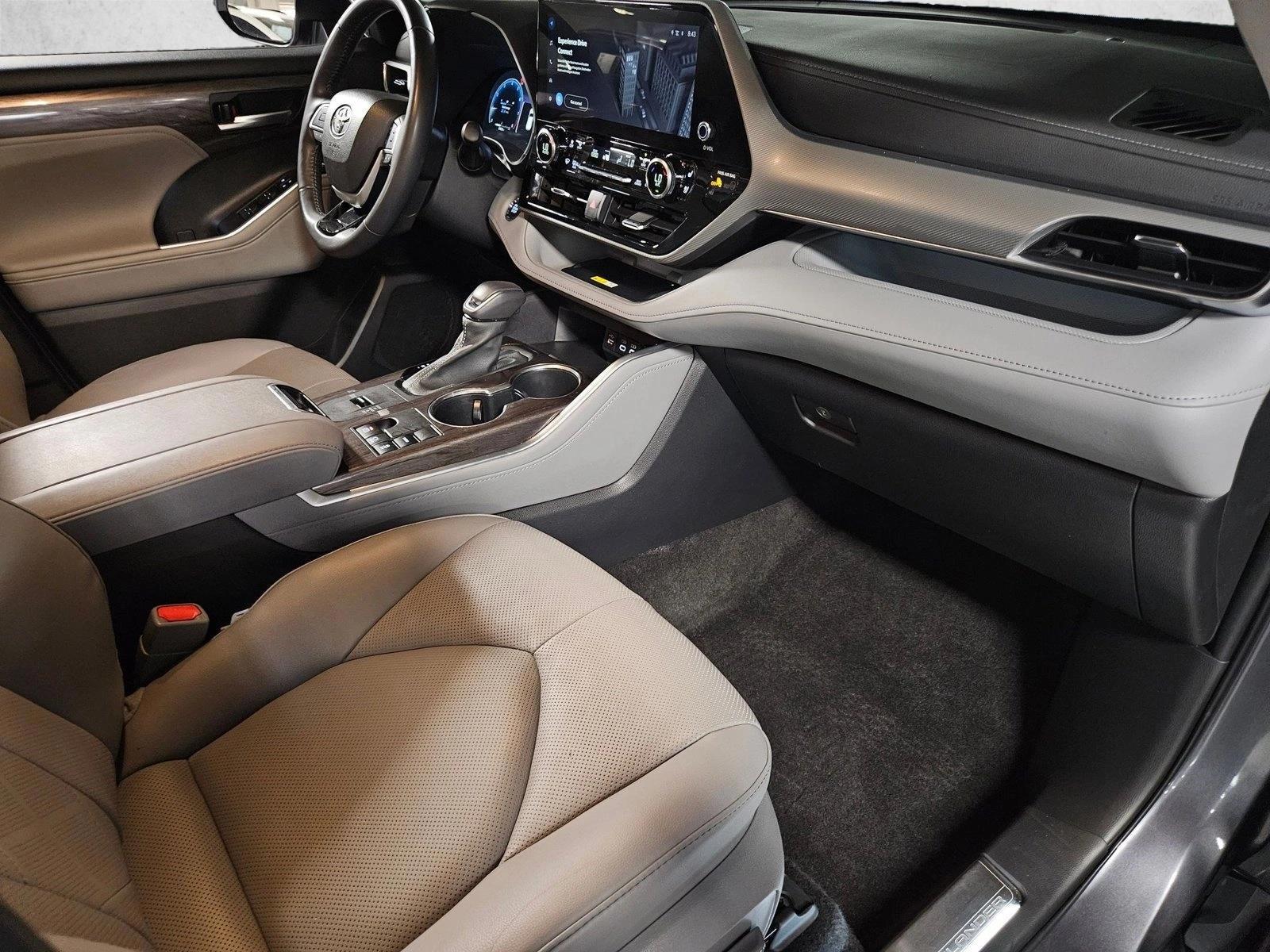 Thumbnail: 2023 Toyota Highlander - 4