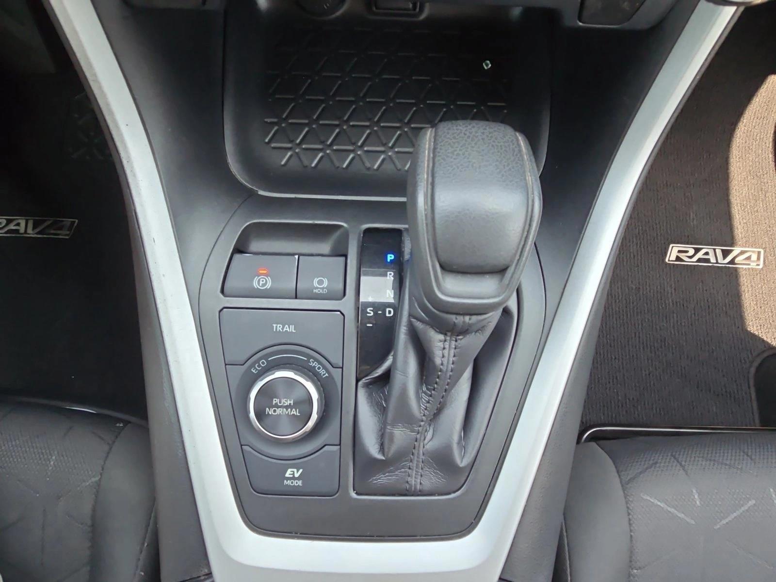 2020 Toyota RAV4 XLE - Photo 12