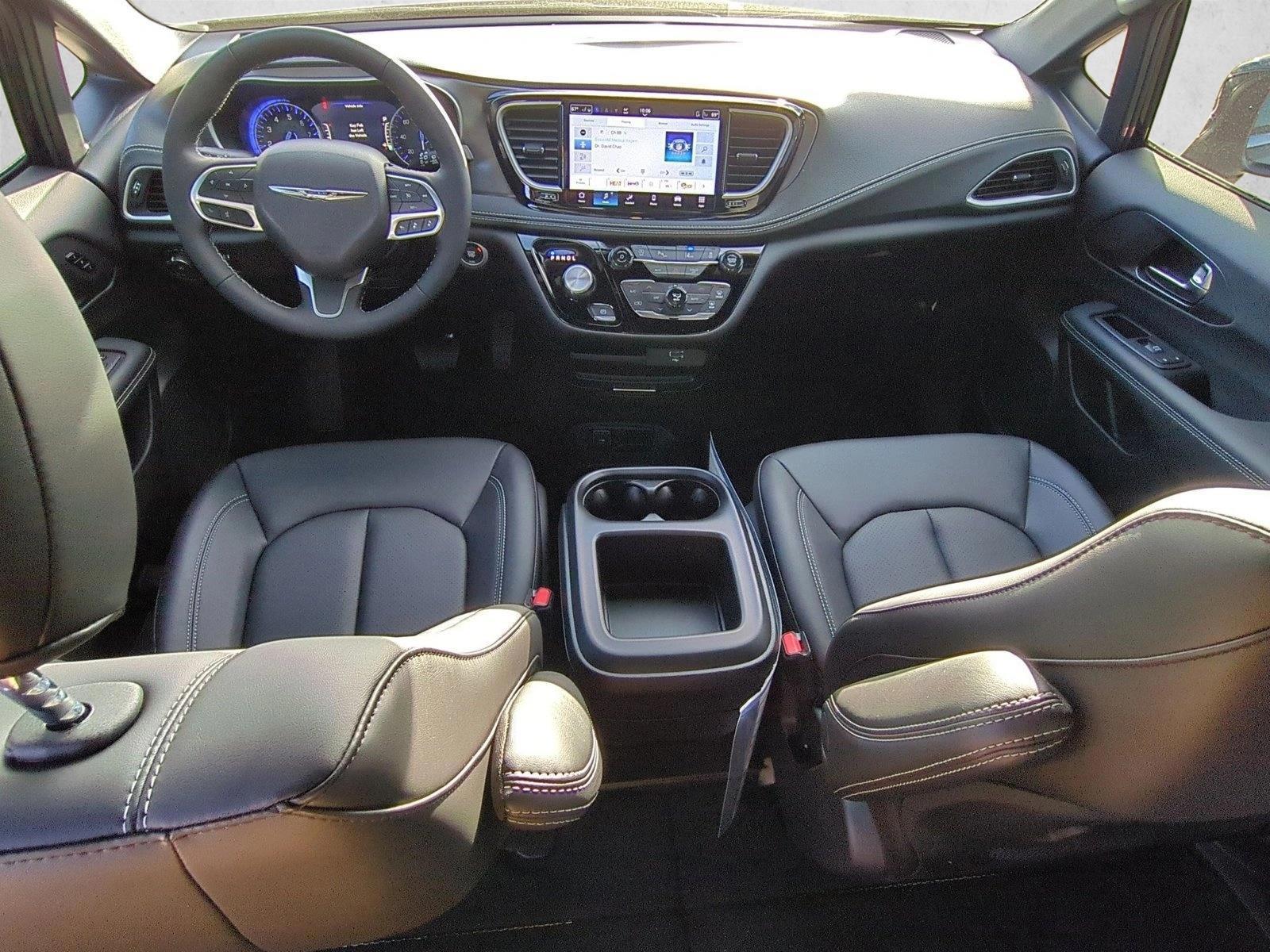 Thumbnail: 2026 Chrysler Pacifica - 4