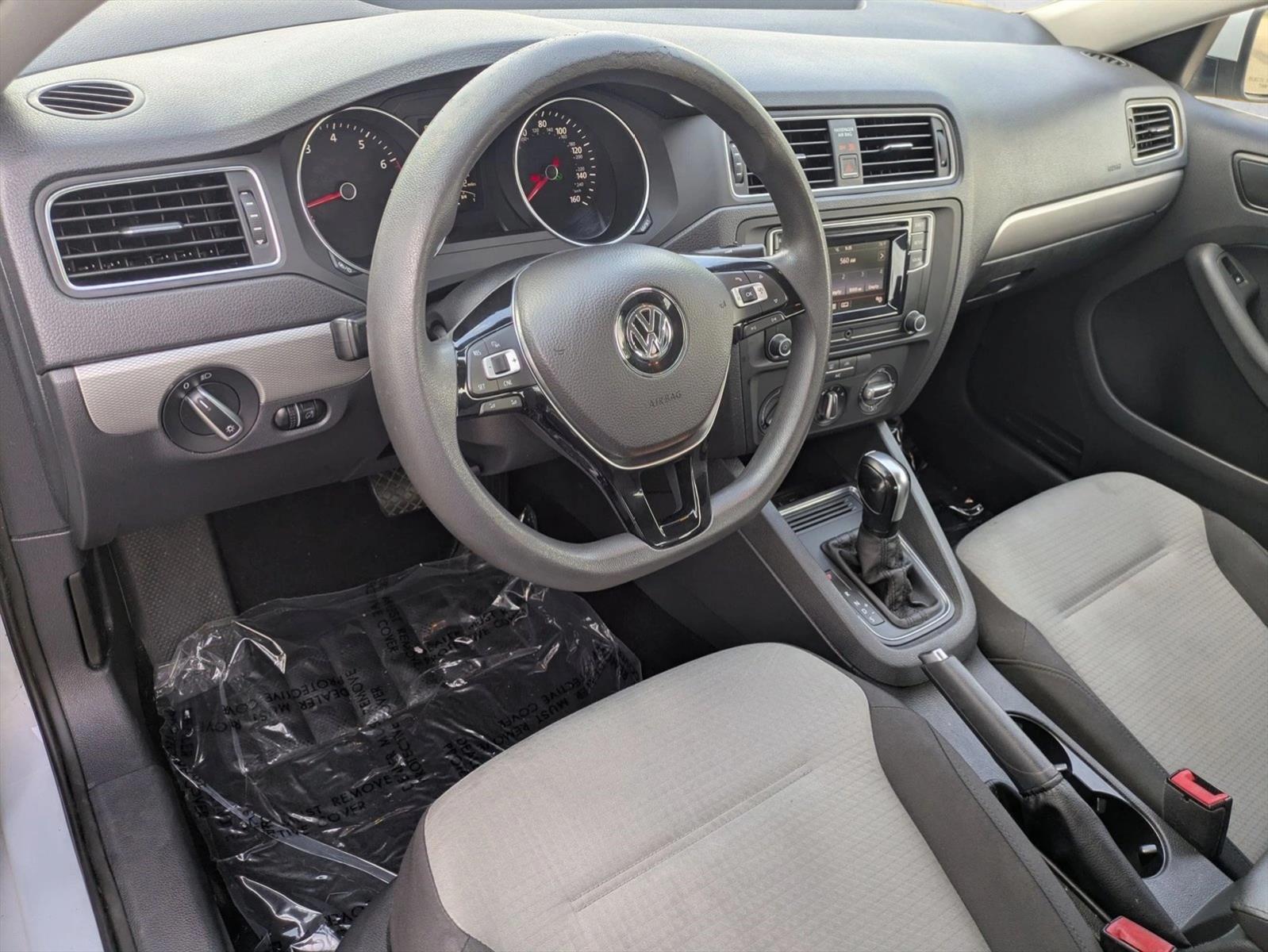 Thumbnail: 2017 Volkswagen Jetta - 3