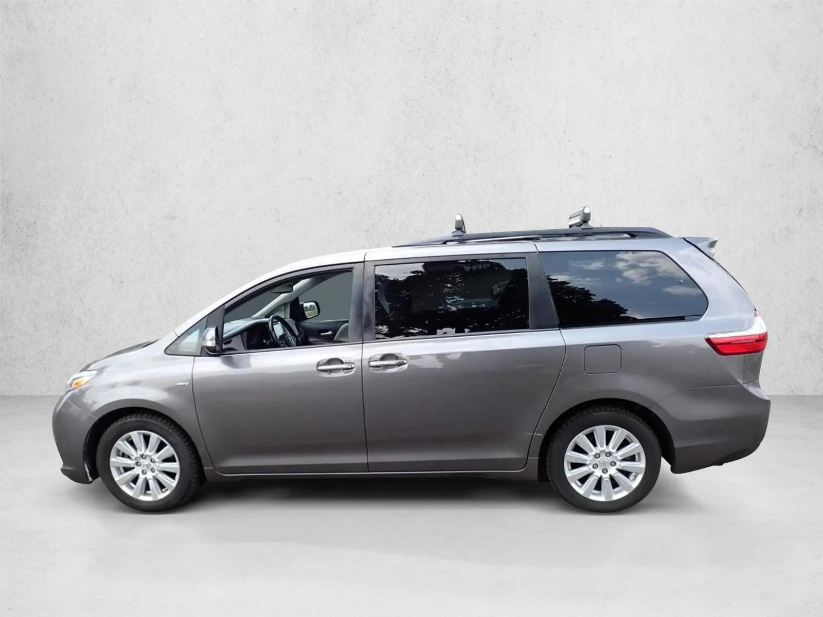 Thumbnail: 2017 Toyota Sienna - 2