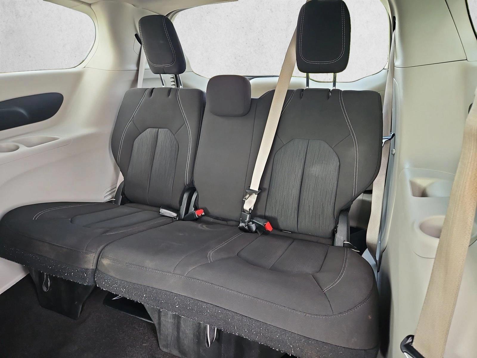 2022 Chrysler Voyager LX - Photo 18