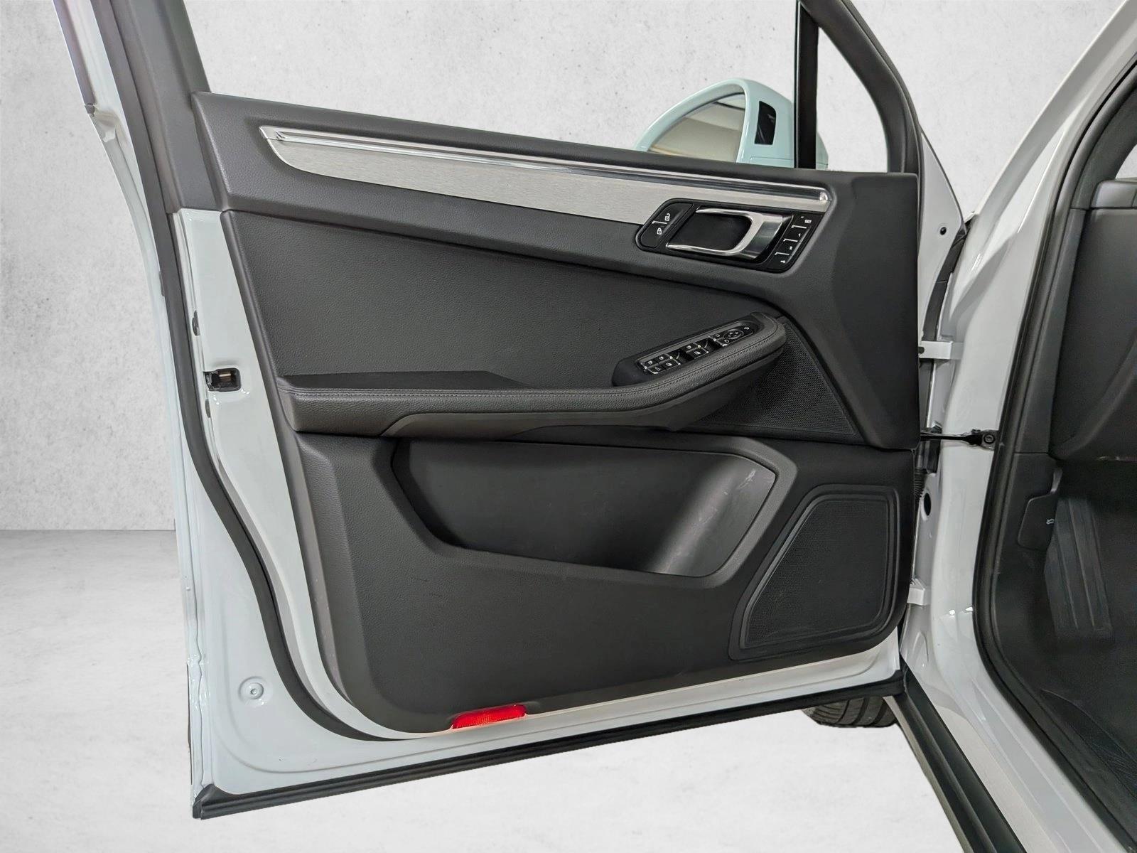 2025 Porsche Macan T - Photo 13