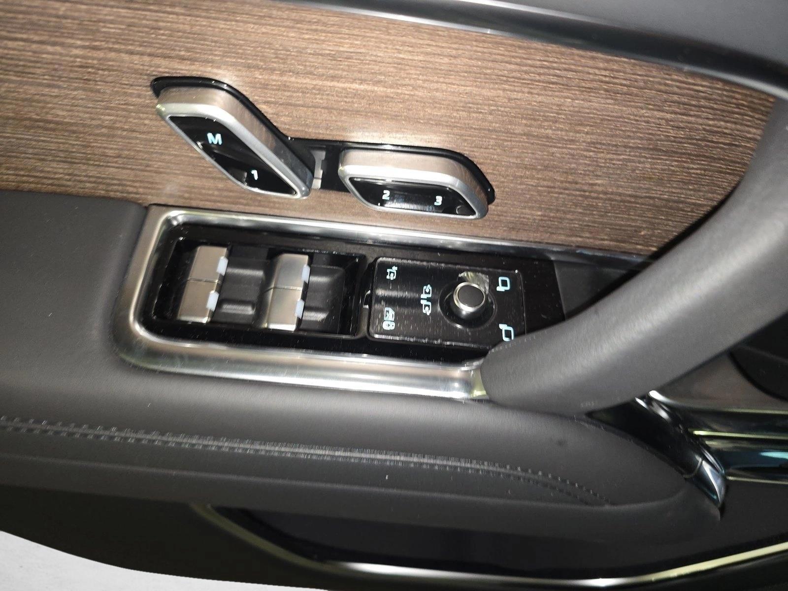 Thumbnail: 2026 Land Rover Range Rover - 5