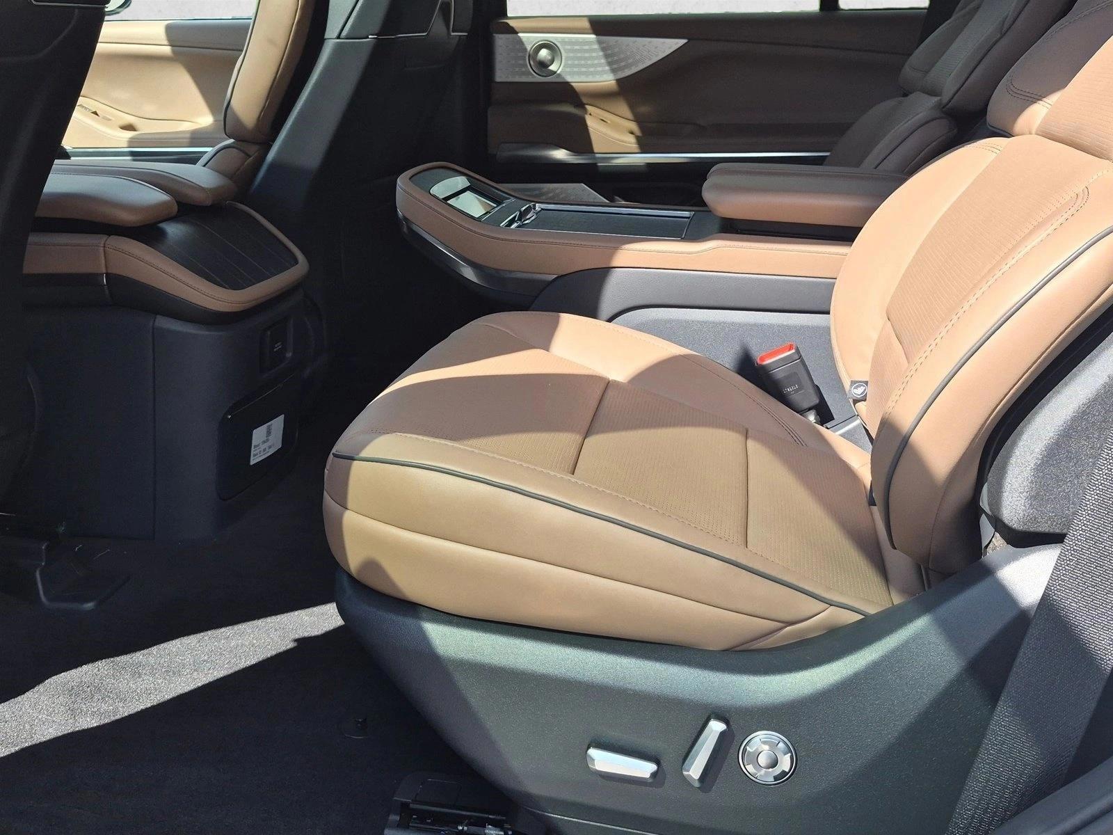Thumbnail: 2026 Lincoln Navigator - 4