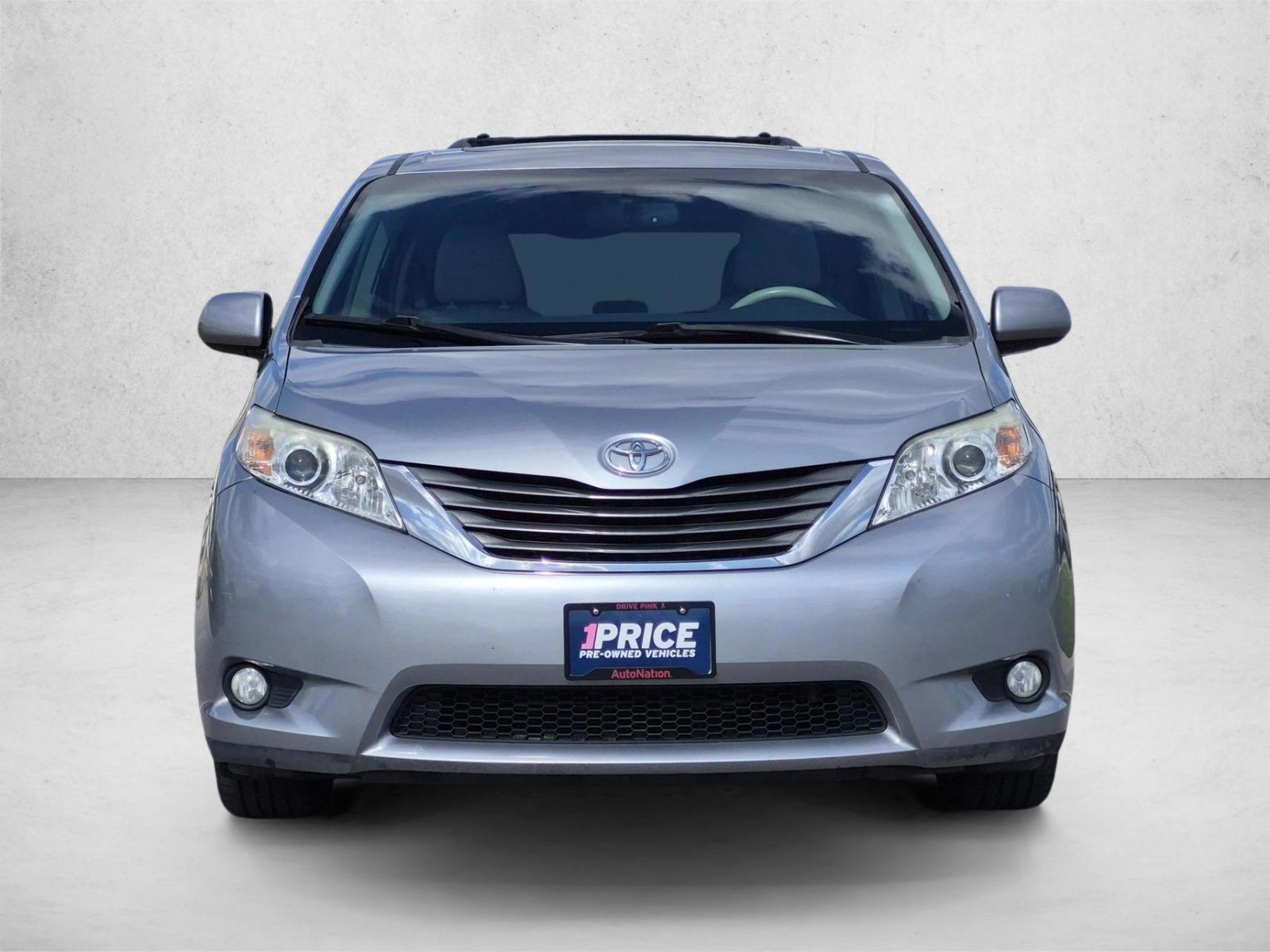 2014 Toyota Sienna, photo 2