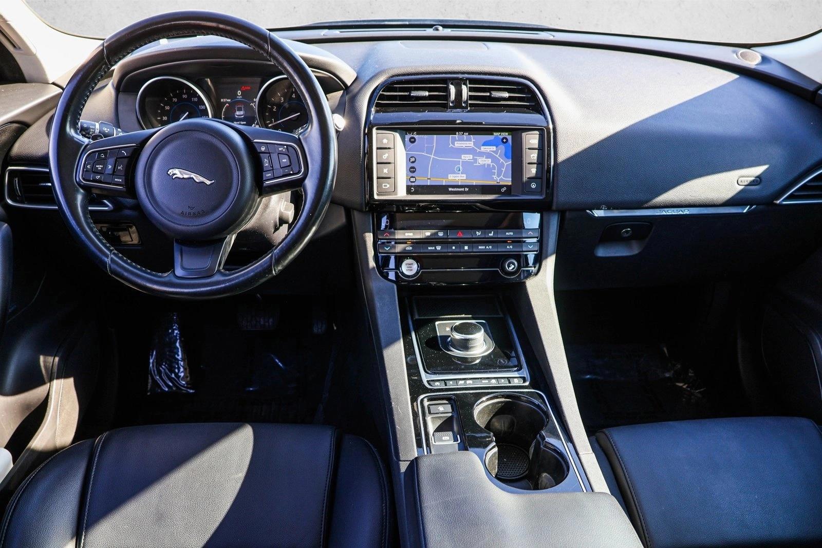 Thumbnail: 2017 Jaguar F-Pace - 4