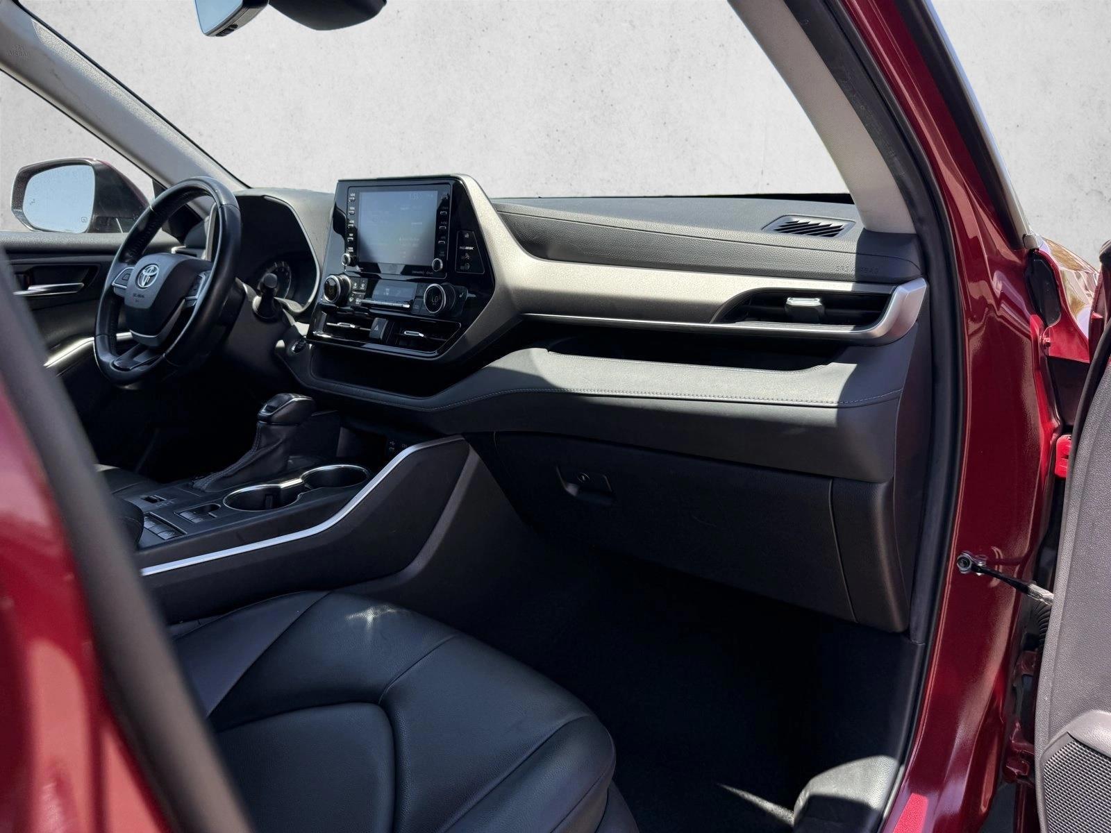 2022 Toyota Highlander XLE - Photo 12