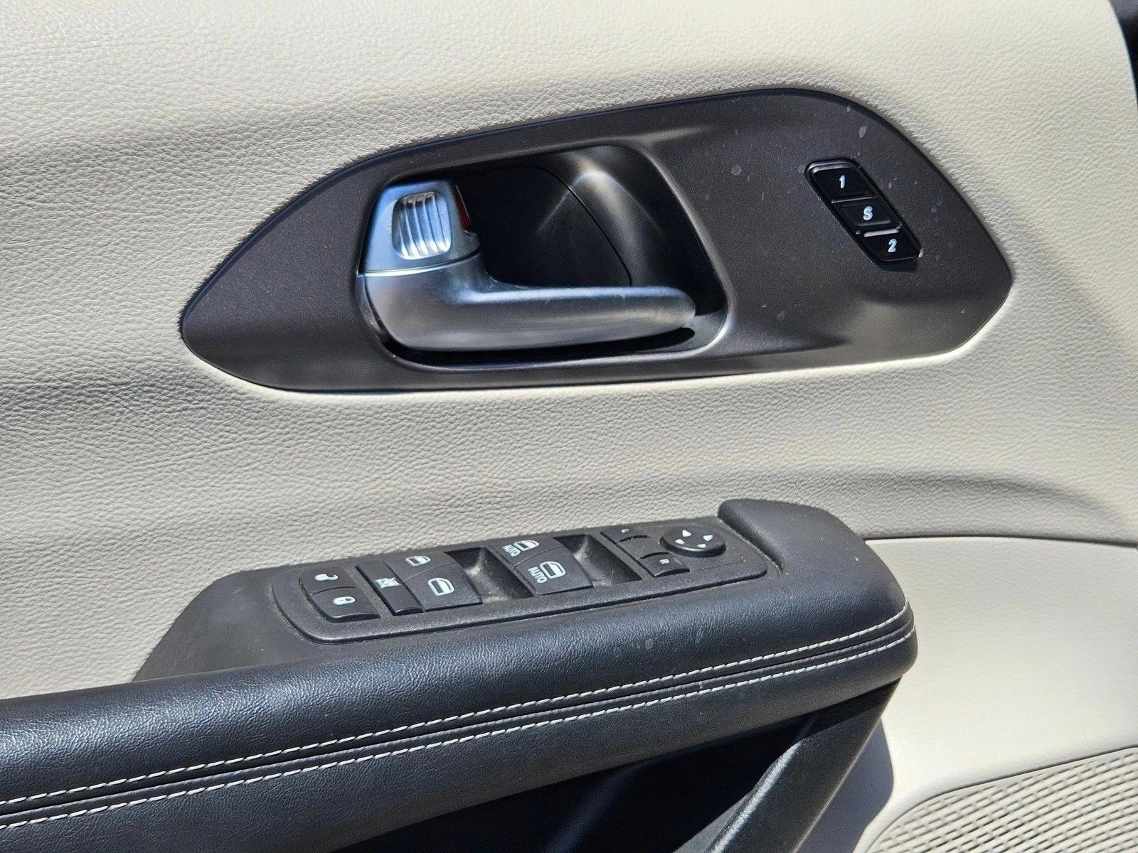 2023 Chrysler Pacifica Touring L - Photo 11