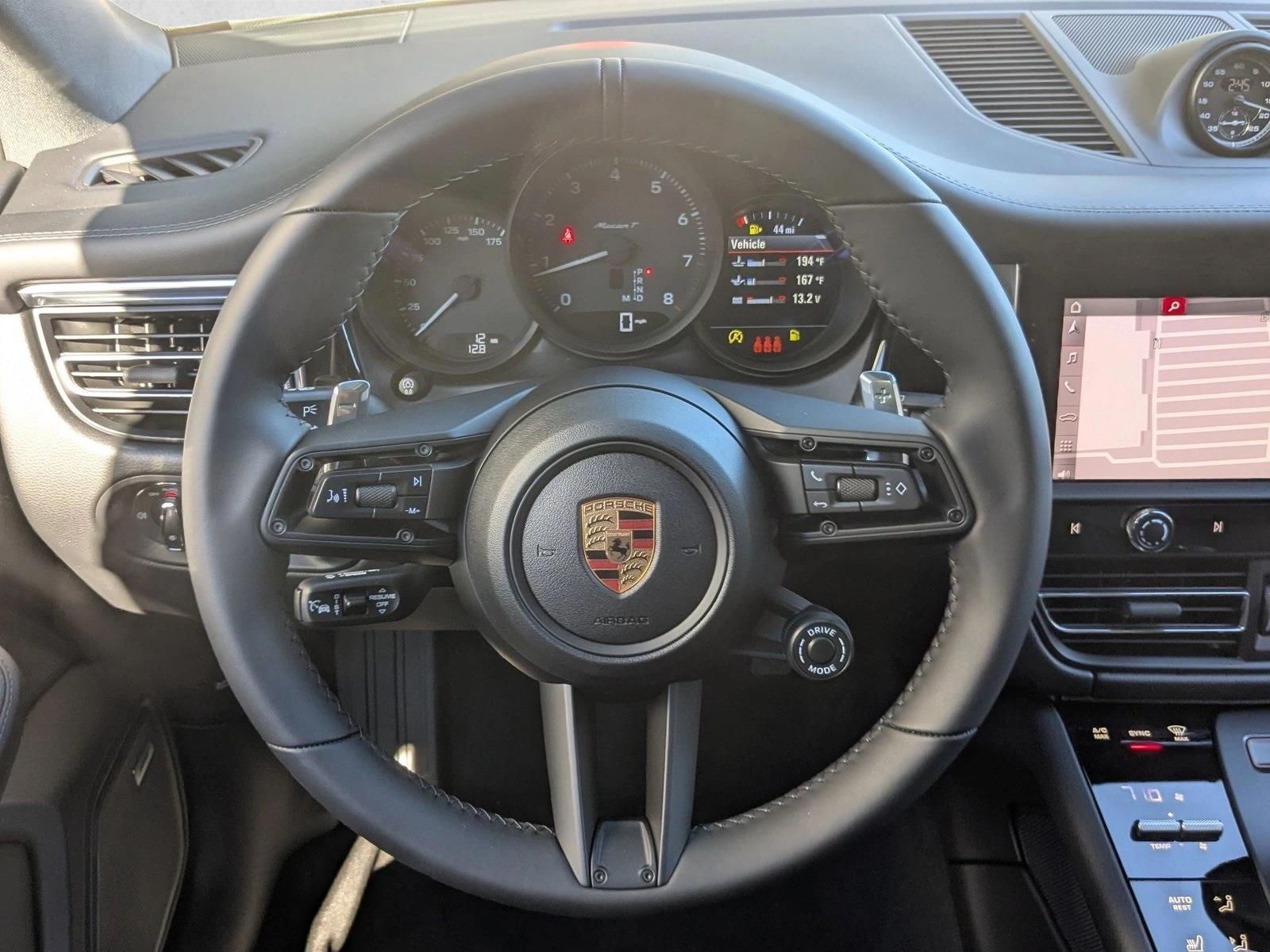 2026 Porsche Macan T - Photo 15