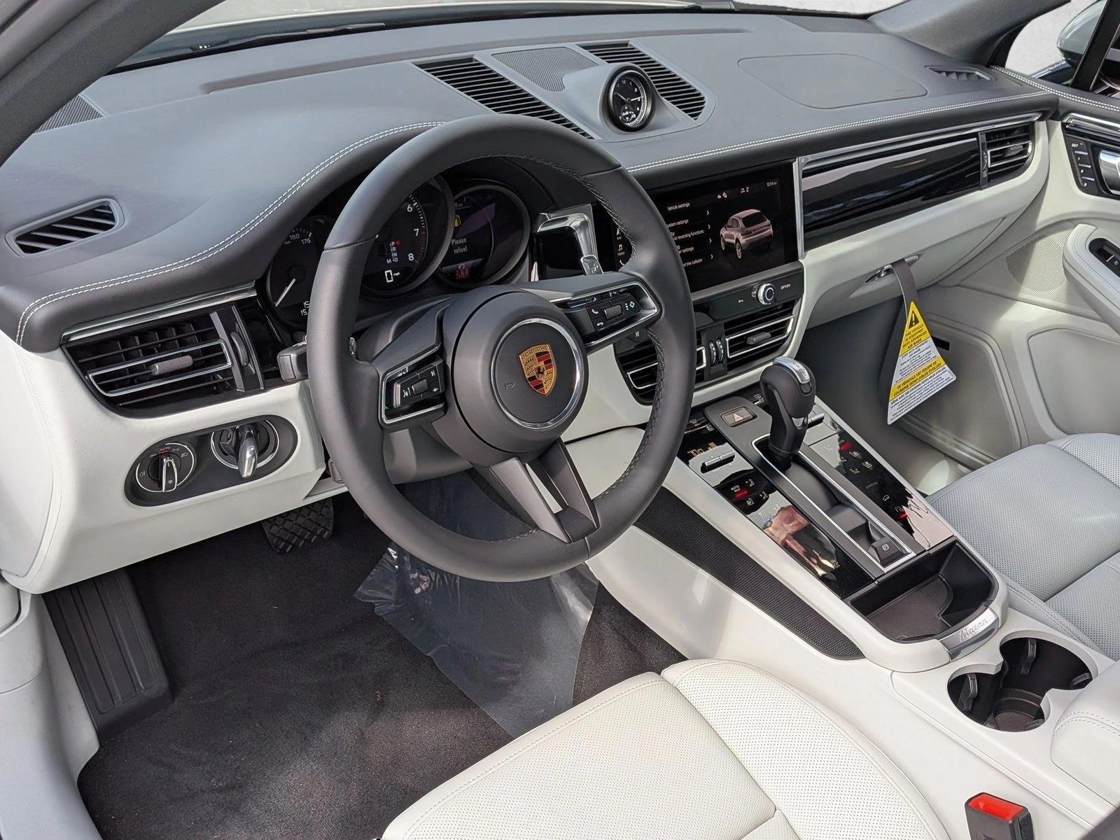 Thumbnail: 2026 Porsche Macan - 3