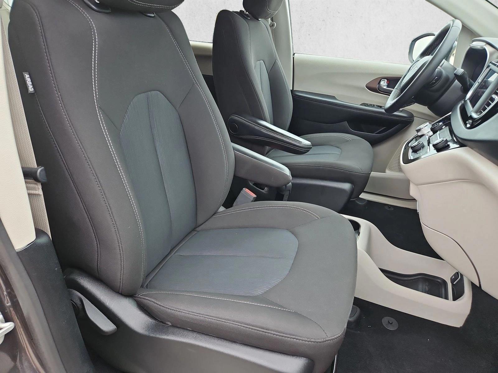 Thumbnail: 2023 Chrysler Voyager - 4