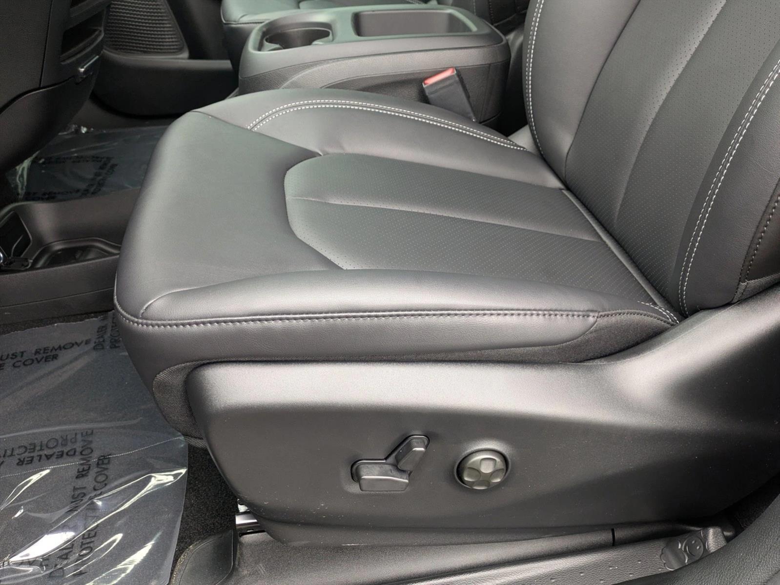 Thumbnail: 2026 Chrysler Pacifica - 4