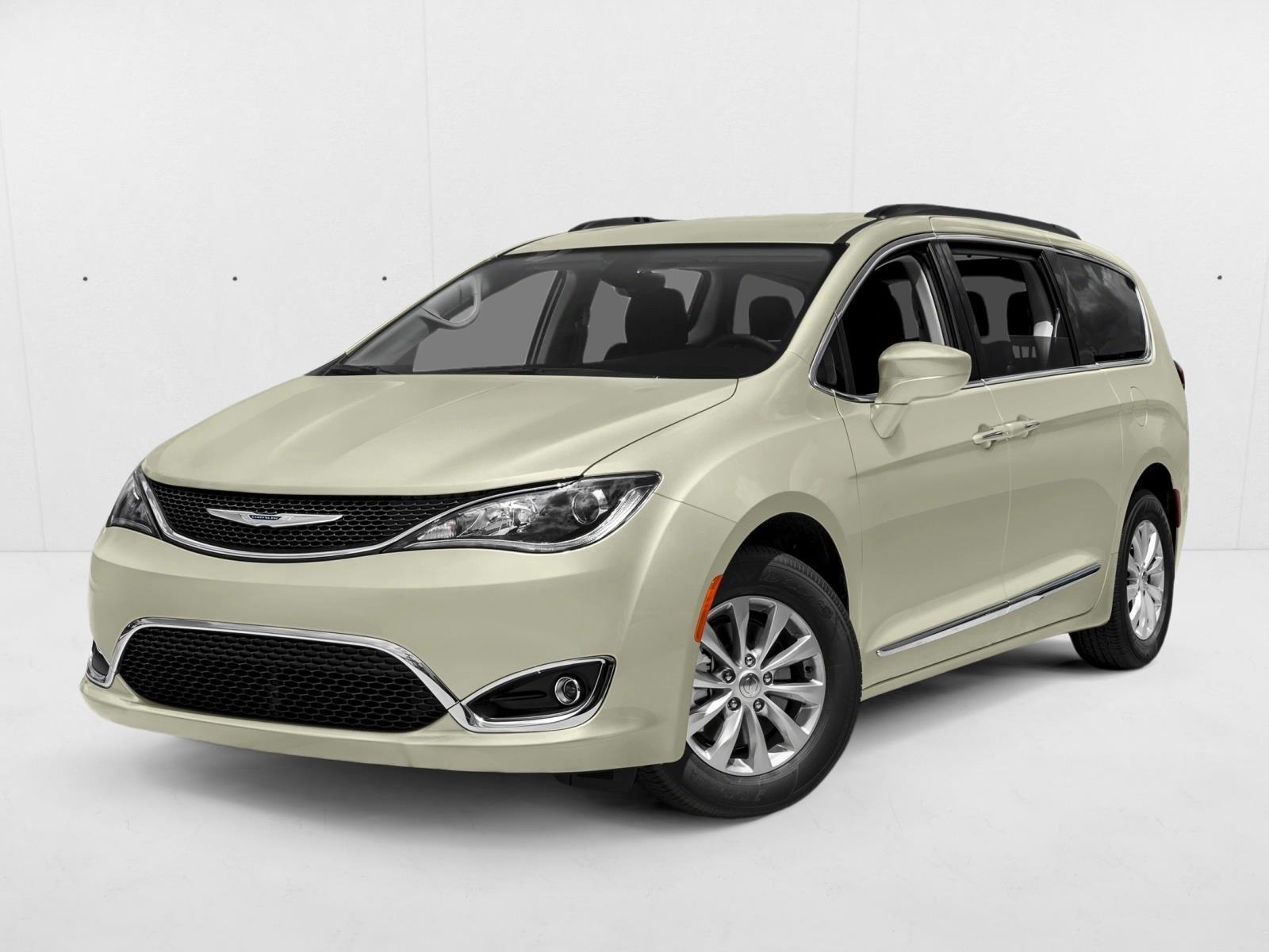 2017 Chrysler Pacifica Touring Plus's photo