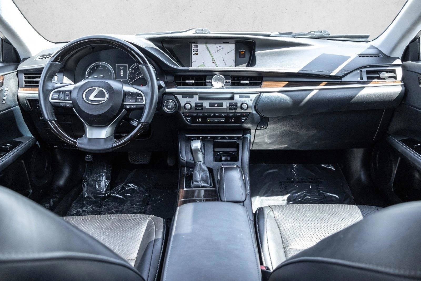 Thumbnail: 2017 Lexus ES - 4