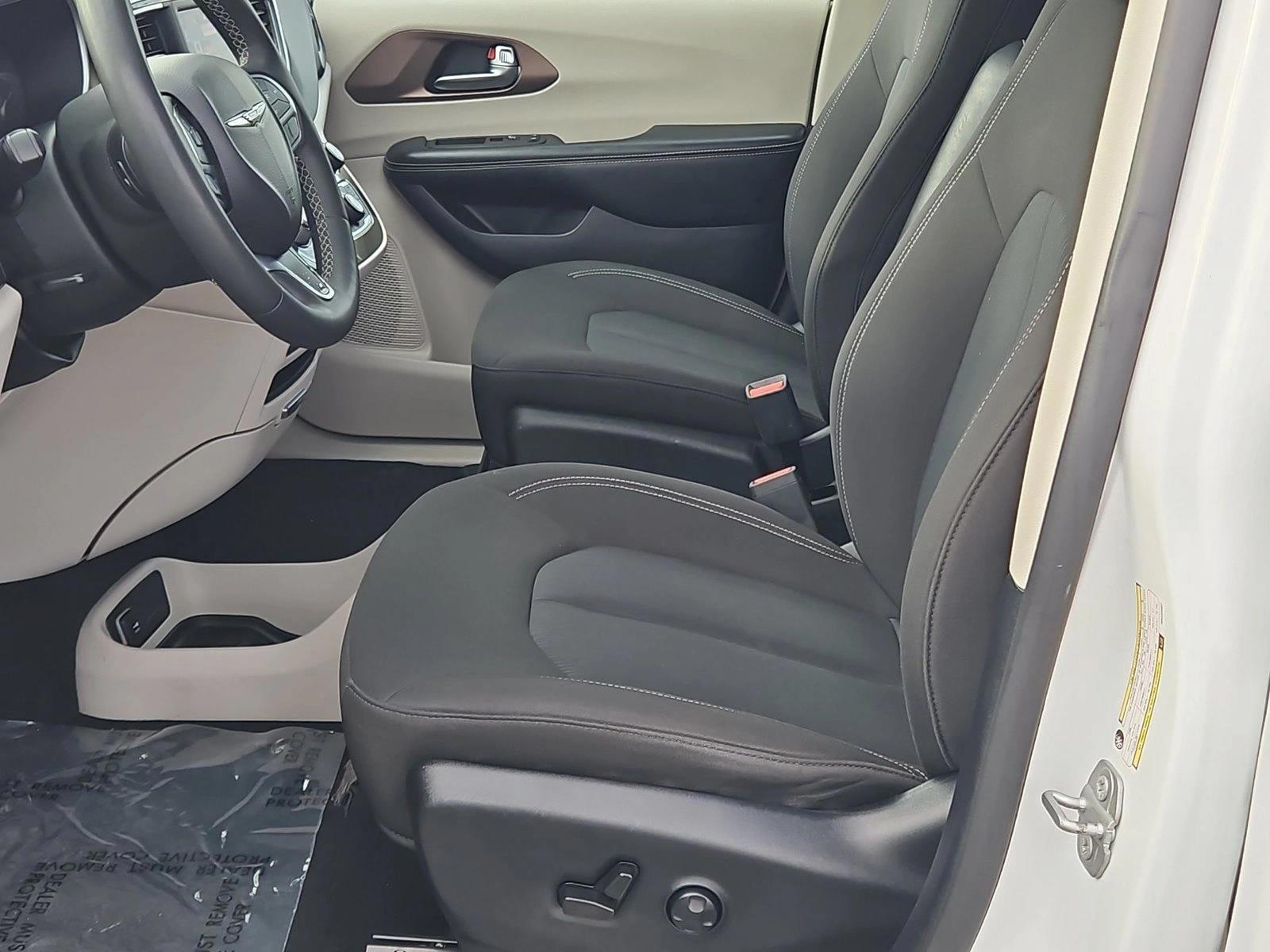 2022 Chrysler Voyager LX - Photo 15