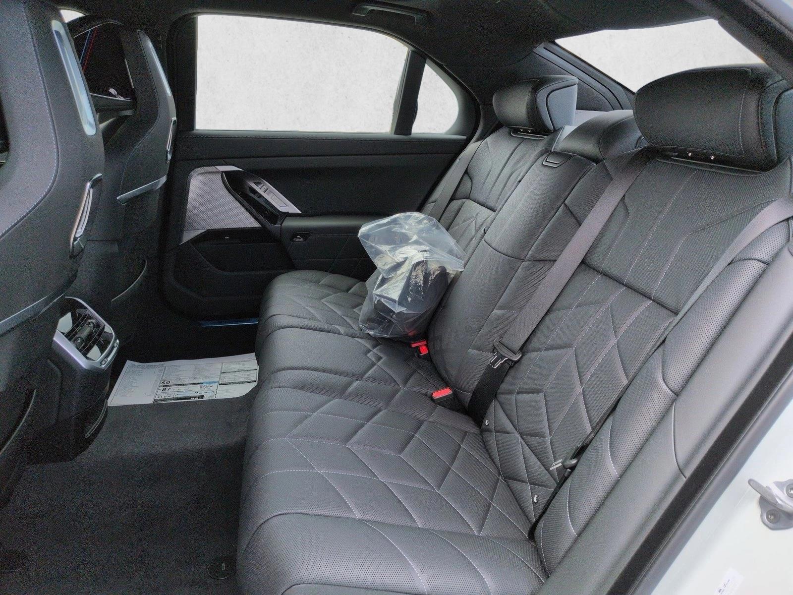 2026 BMW i7 50 - Photo 16