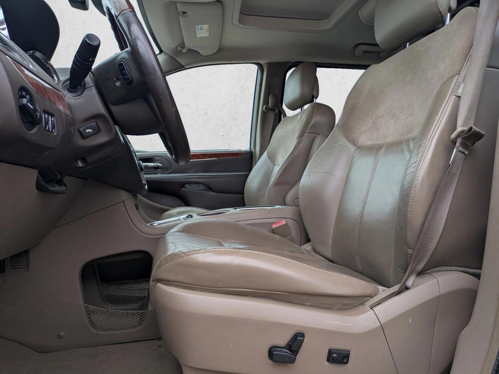 Thumbnail: 2016 Chrysler Town & Country - 4