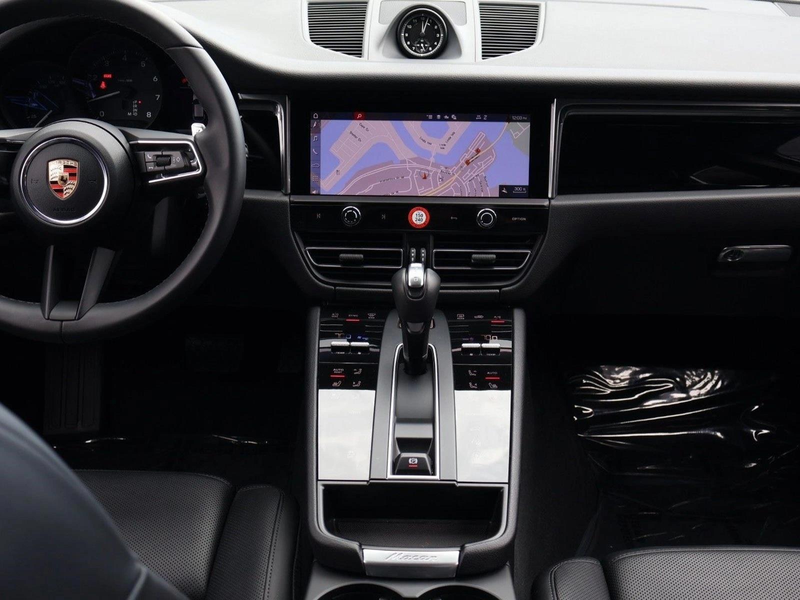 Thumbnail: 2026 Porsche Macan - 4