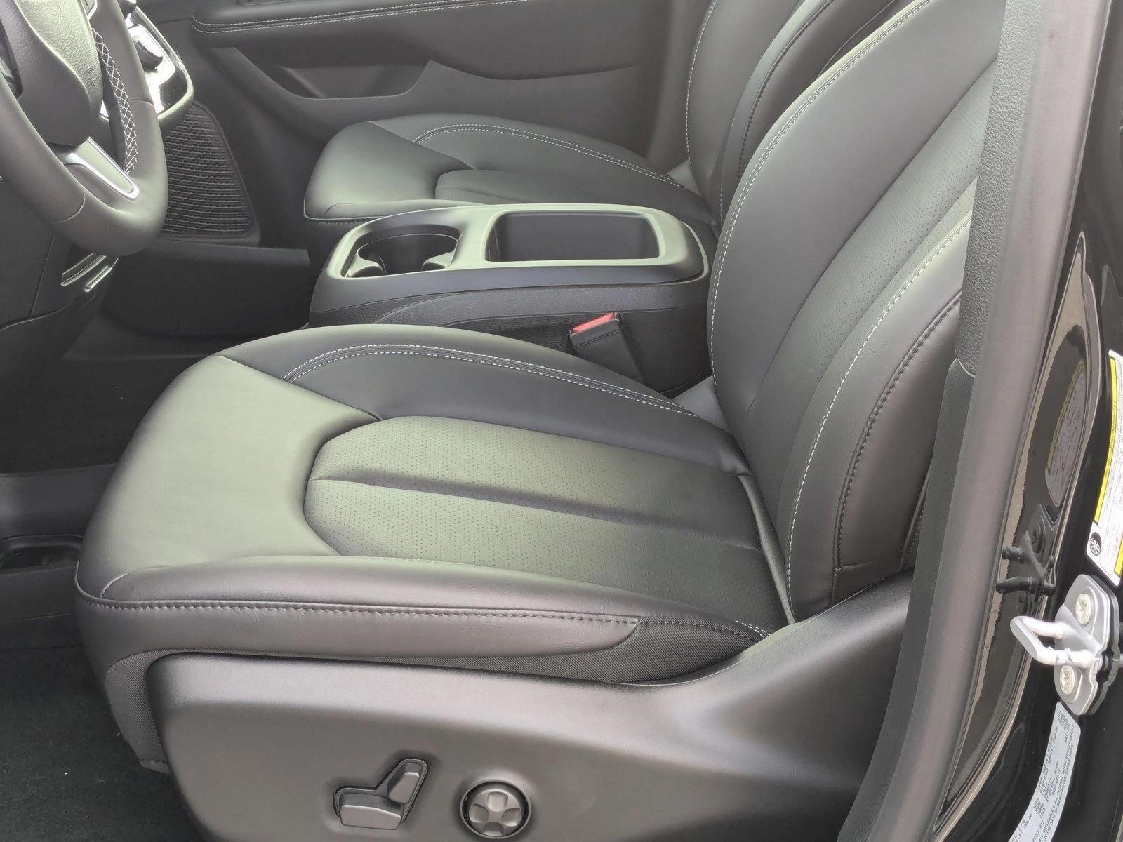 Thumbnail: 2026 Chrysler Pacifica - 5