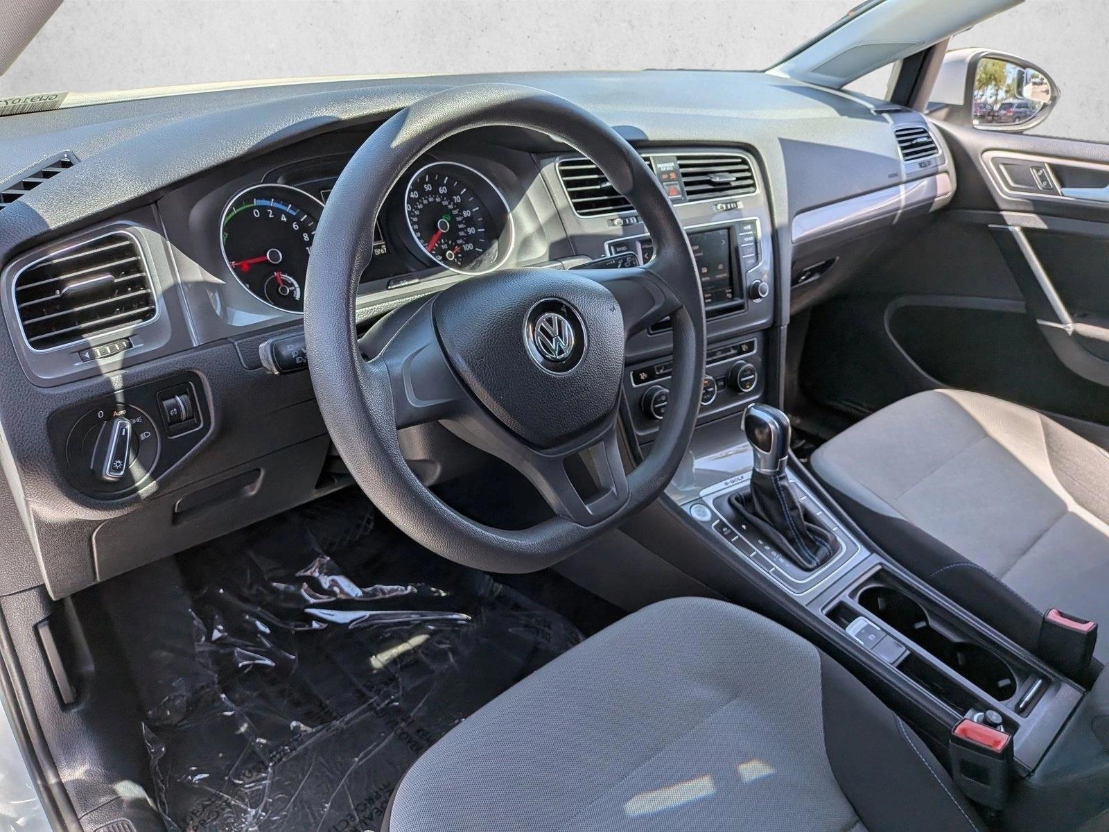Thumbnail: 2016 Volkswagen e-Golf - 3