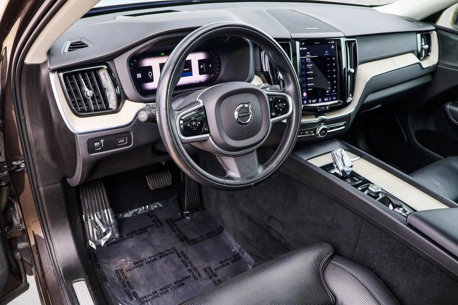 Thumbnail: 2022 Volvo XC60 - 3