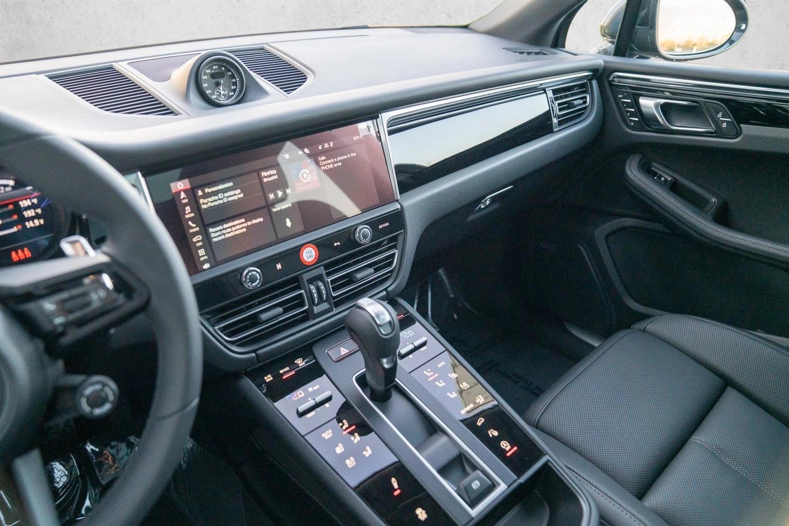 2026 Porsche Macan T - Photo 16
