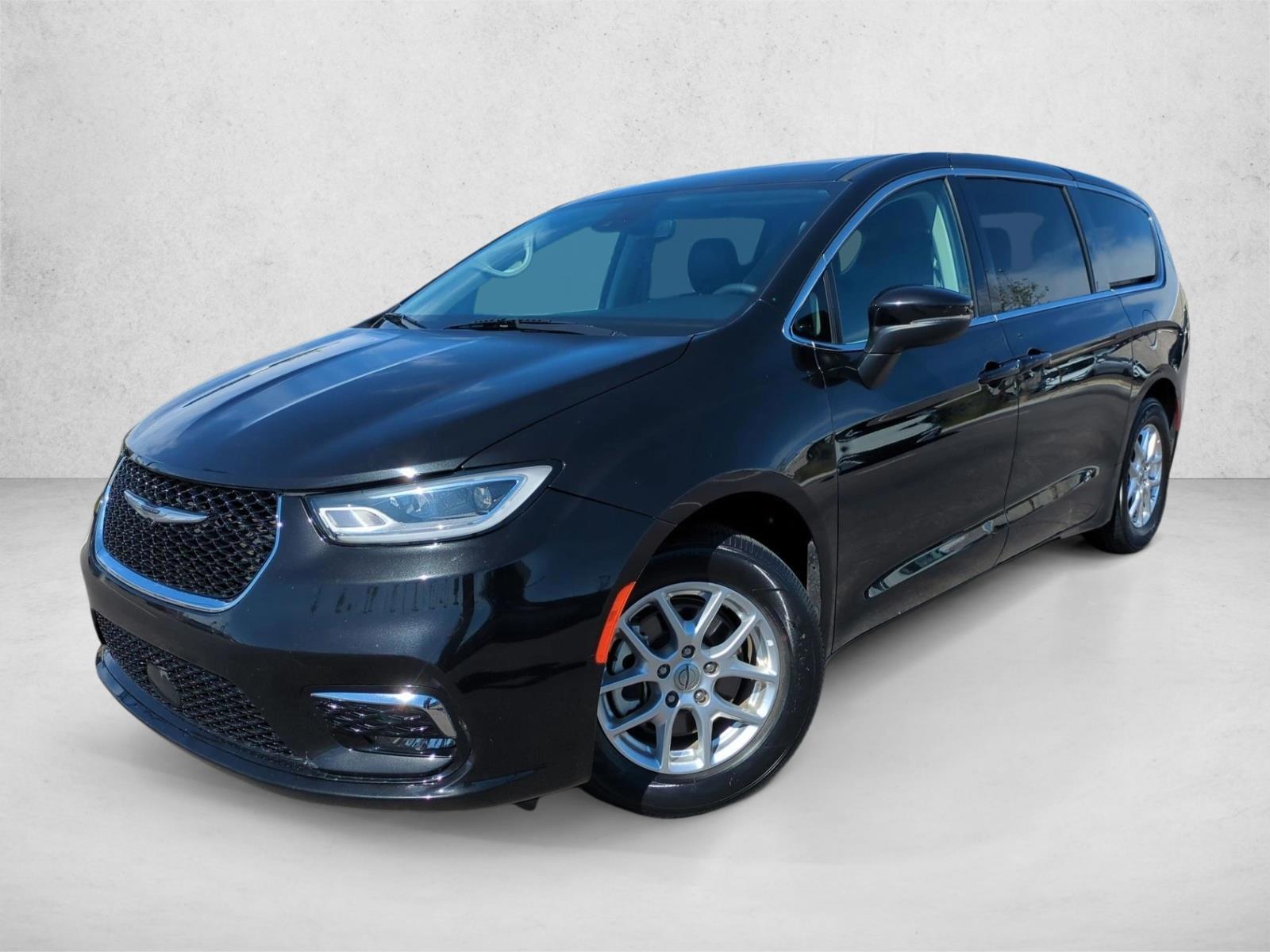 2023 Chrysler Pacifica Touring L's photo