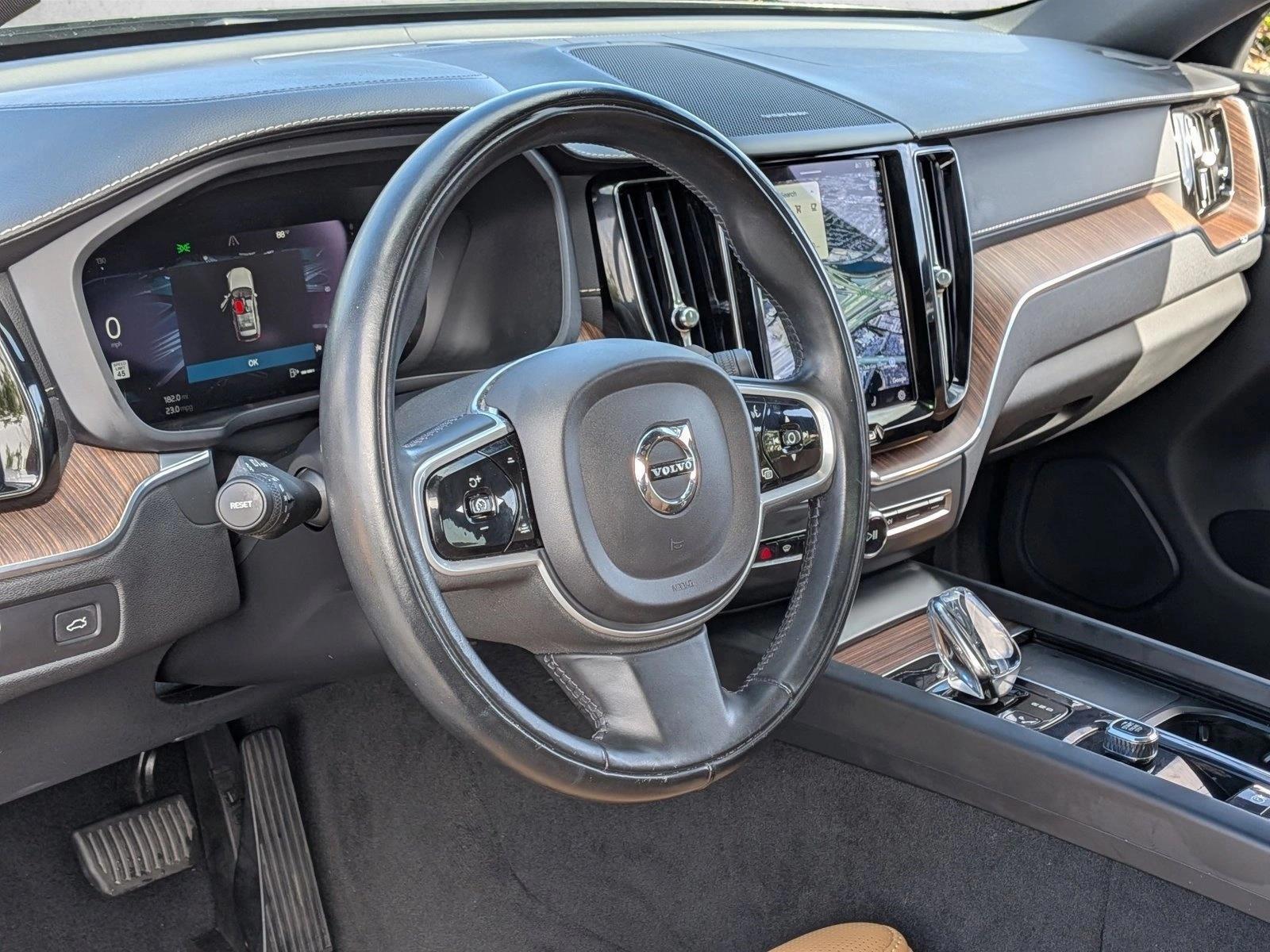 Thumbnail: 2022 Volvo XC60 - 3