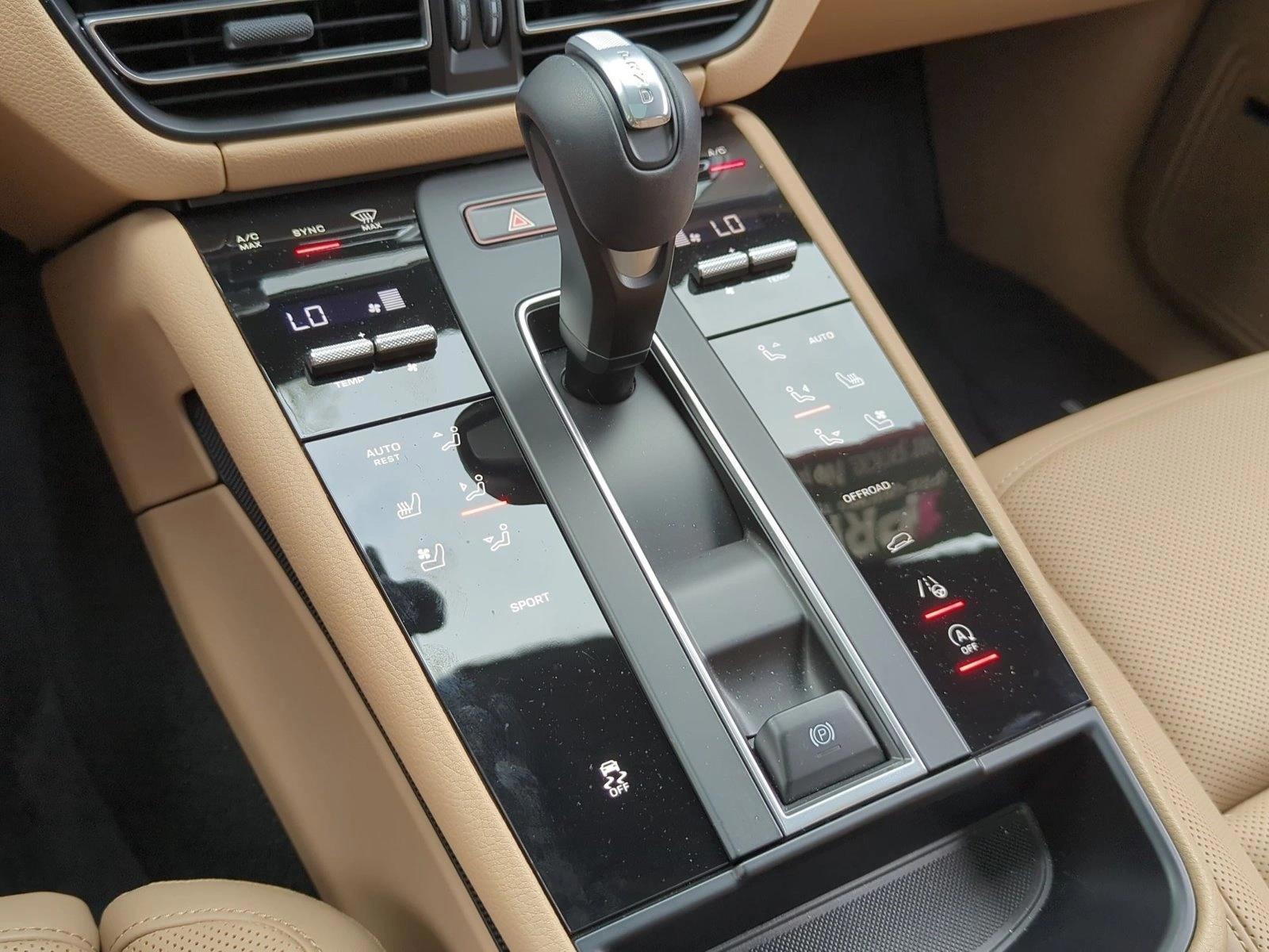 2025 Porsche Macan T - Photo 13