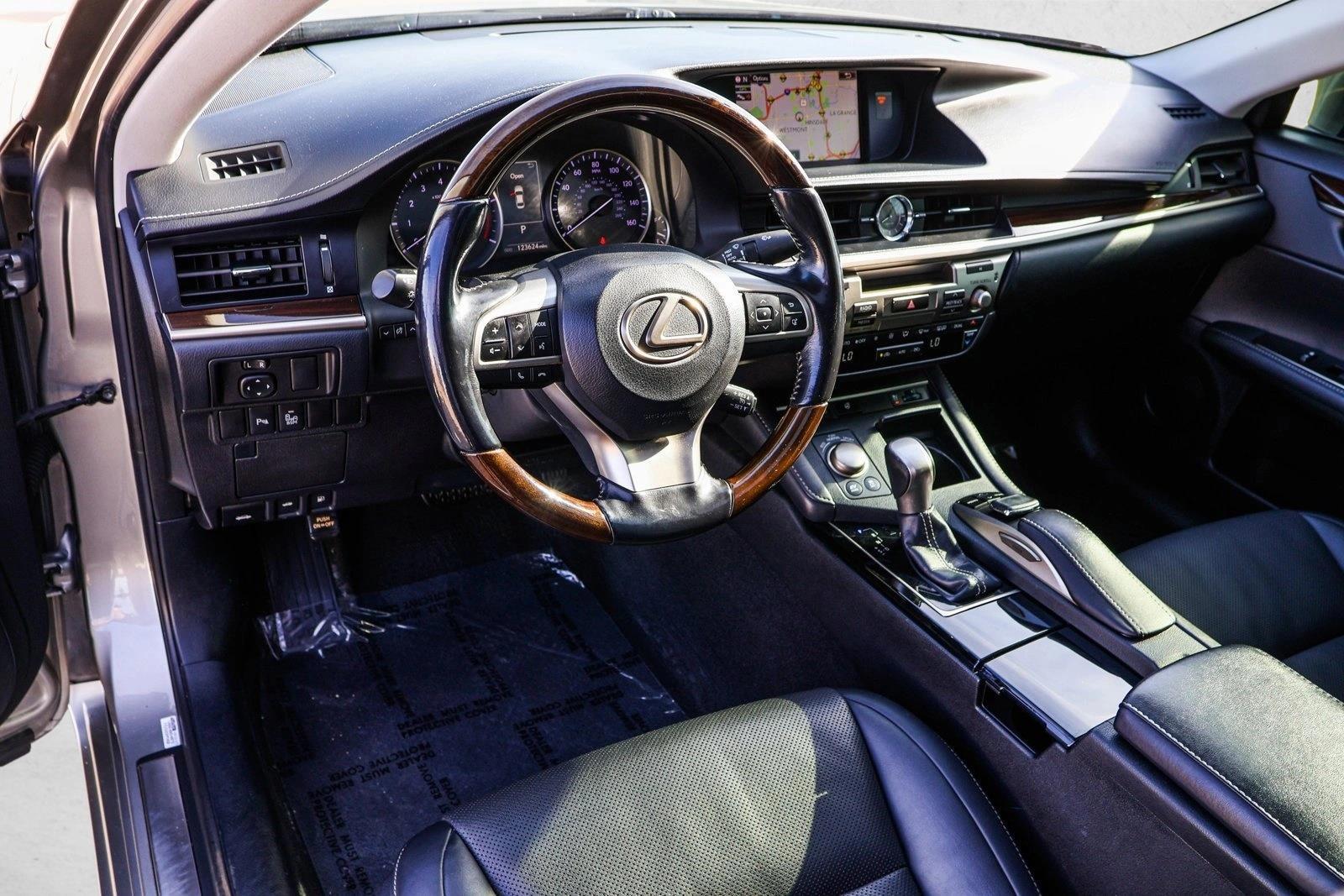 Thumbnail: 2016 Lexus ES - 3