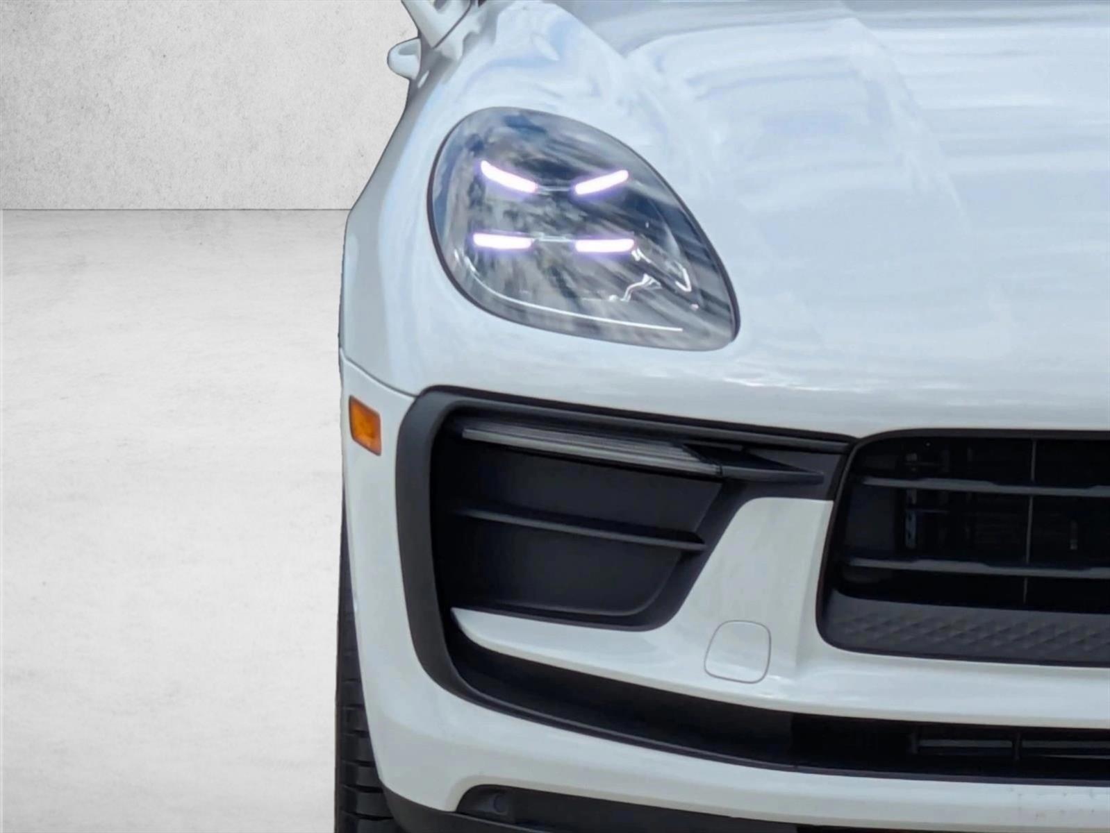 2025 Porsche Macan T - Photo 12