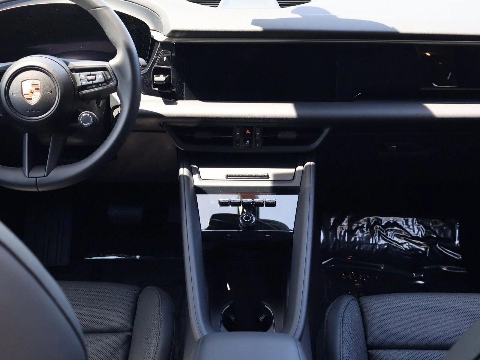Thumbnail: 2025 Porsche Macan - 4