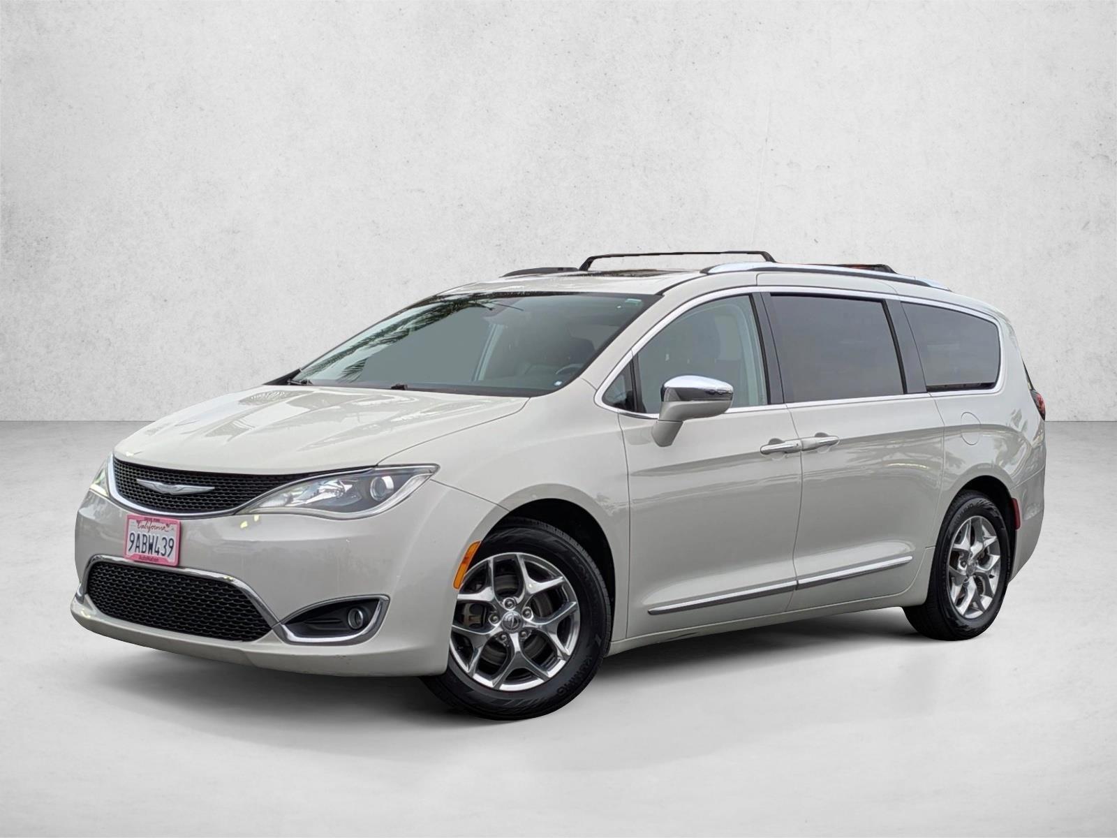 2017 Chrysler Pacifica Limited's photo